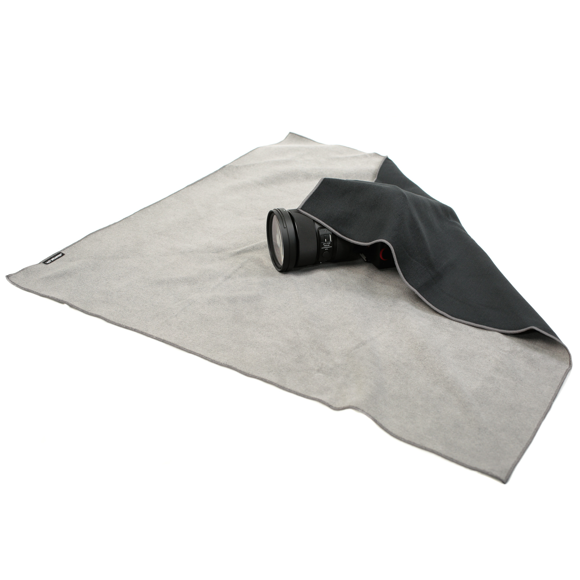 Easy Wrapper selbsthaftendes Einschlagtuch XL in Schwarz, schräge Ansicht bei Anwendung zum Schutz einer Kamera