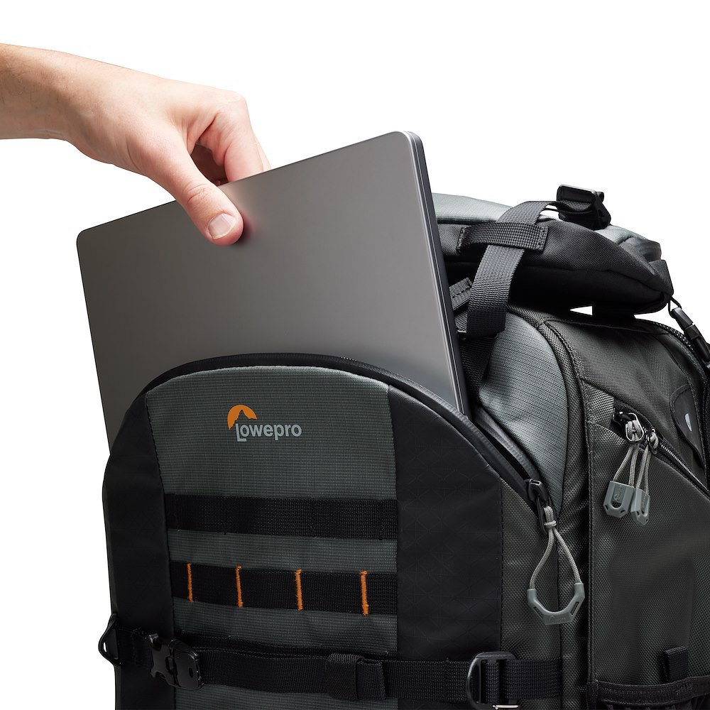 Lowepro Pro Trekker BP 650 AW II – Laptopfach auf der Rückseite mit eingeschobenem Notebook zur Größenillustration