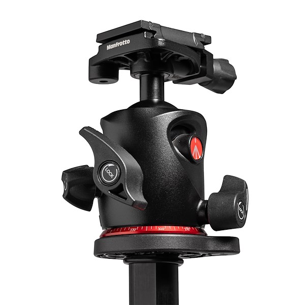 Manfrotto XPRO Kugelkopf Q6T – Detailansicht des Kugelkopfs mit Schnellwechselplatte und Einstellknöpfen