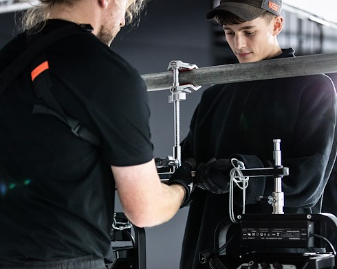 C152EJ 6" Schraubzwinge mit Backen Manfrotto C152EJ 6" Schraubzwinge mit Backen, Anwendungsbeispiel Hängend von einer Stange