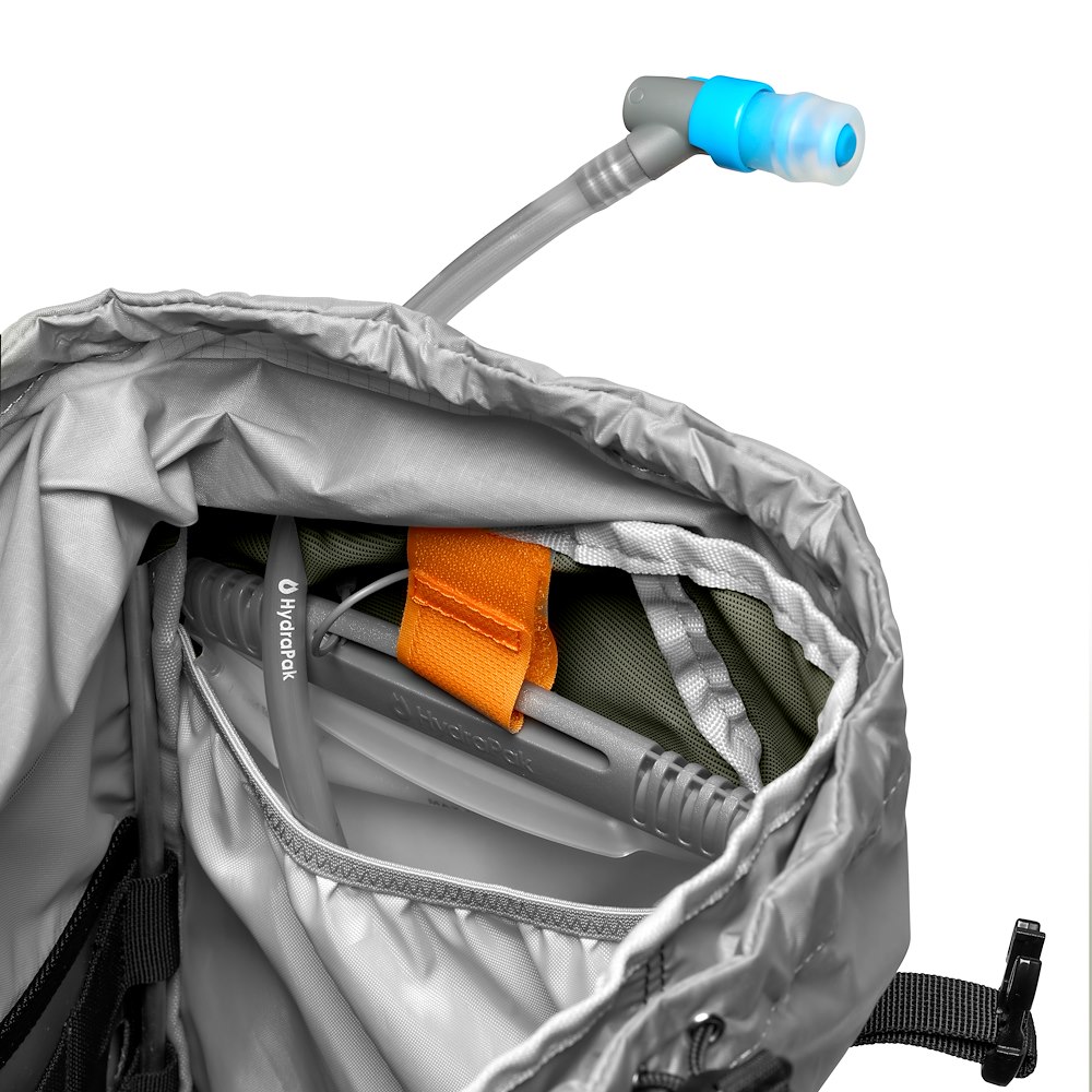 Lowepro PhotoSport Pro 70L AW IV M-L – Detailansicht des integrierten Trinksystems mit Schlauchführung
