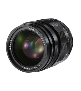 Voigtländer Nokton 25mm F0.95 II – schräge Ansicht des schwarzen MFT-Objektivs mit Frontlinse