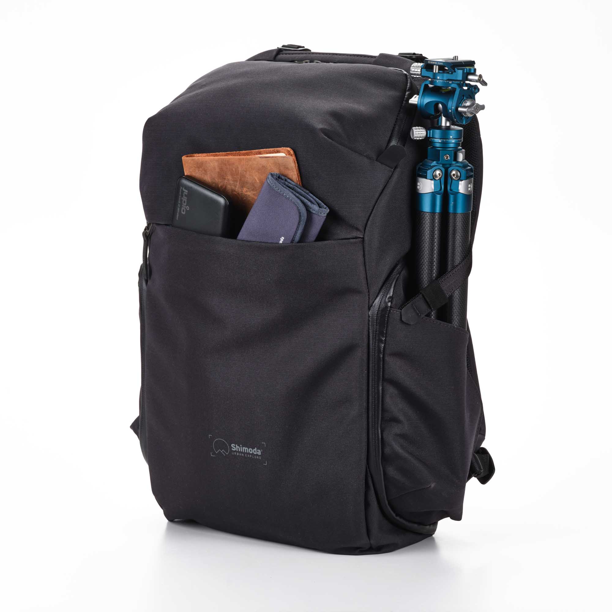 Shimoda Designs Explore 30 Rucksack in Anthrazit, Frontal rehcts mit Inhalt in Fronttasche und Stativ in Seitentasche