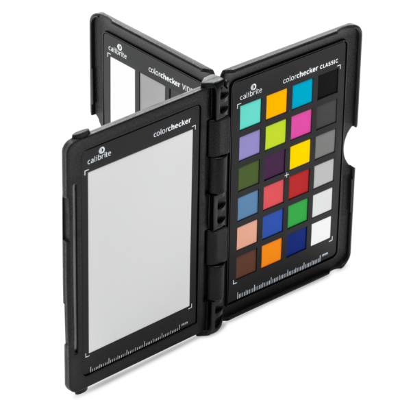 Calibrite ColorChecker Passport Video 2 – schräge Ansicht der aufgeklappten Farbkarte mit Referenzfeldern