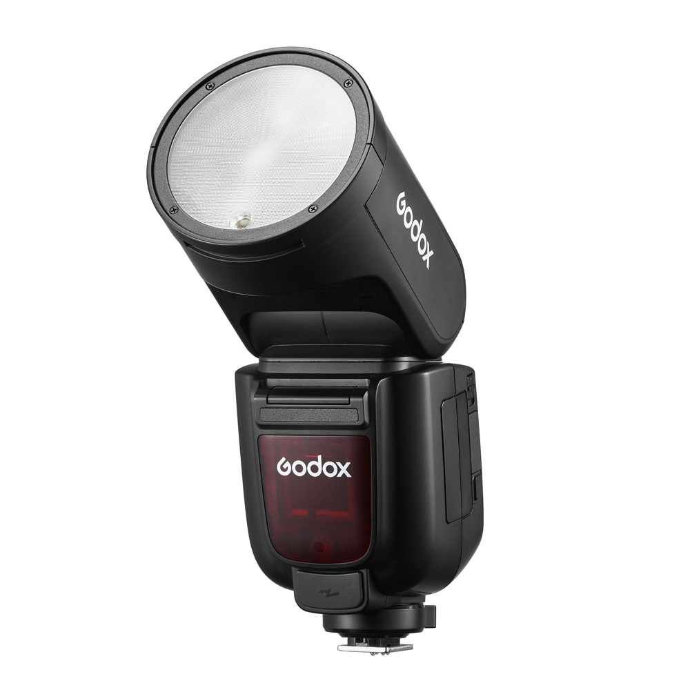 Godox Speedlite V1Pro – schräge Ansicht des Aufsteckblitzes mit geneigtem Rundkopf und Gehäuse