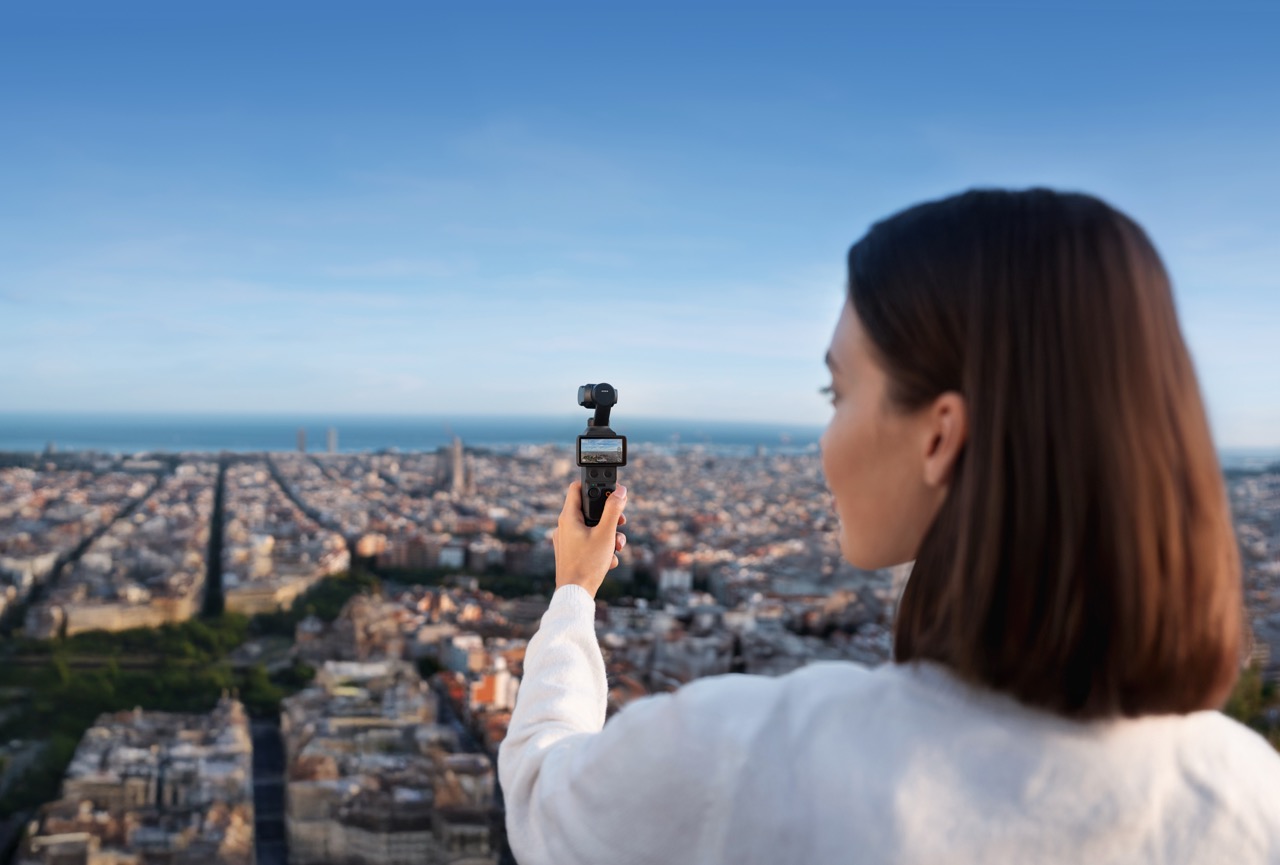 DJI Osmo Pocket 4 – Rückansicht bei Aufnahme einer Stadt aus erhöhter Perspektive mit Blick über Dächer