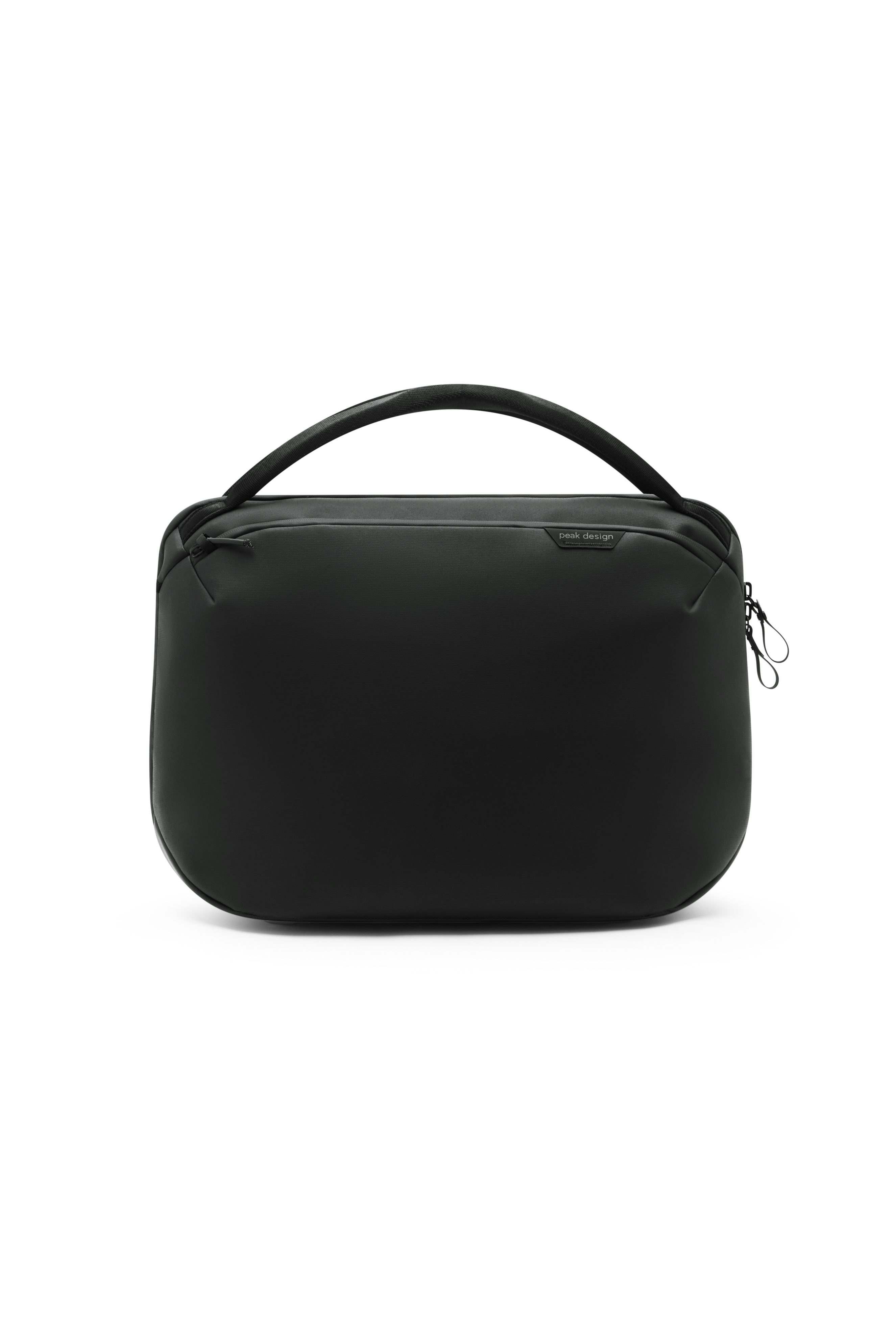 Peak Design Travel Weekender 25L in Schwarz, Vorderansicht der kompakten Reisetasche mit Tragegriff