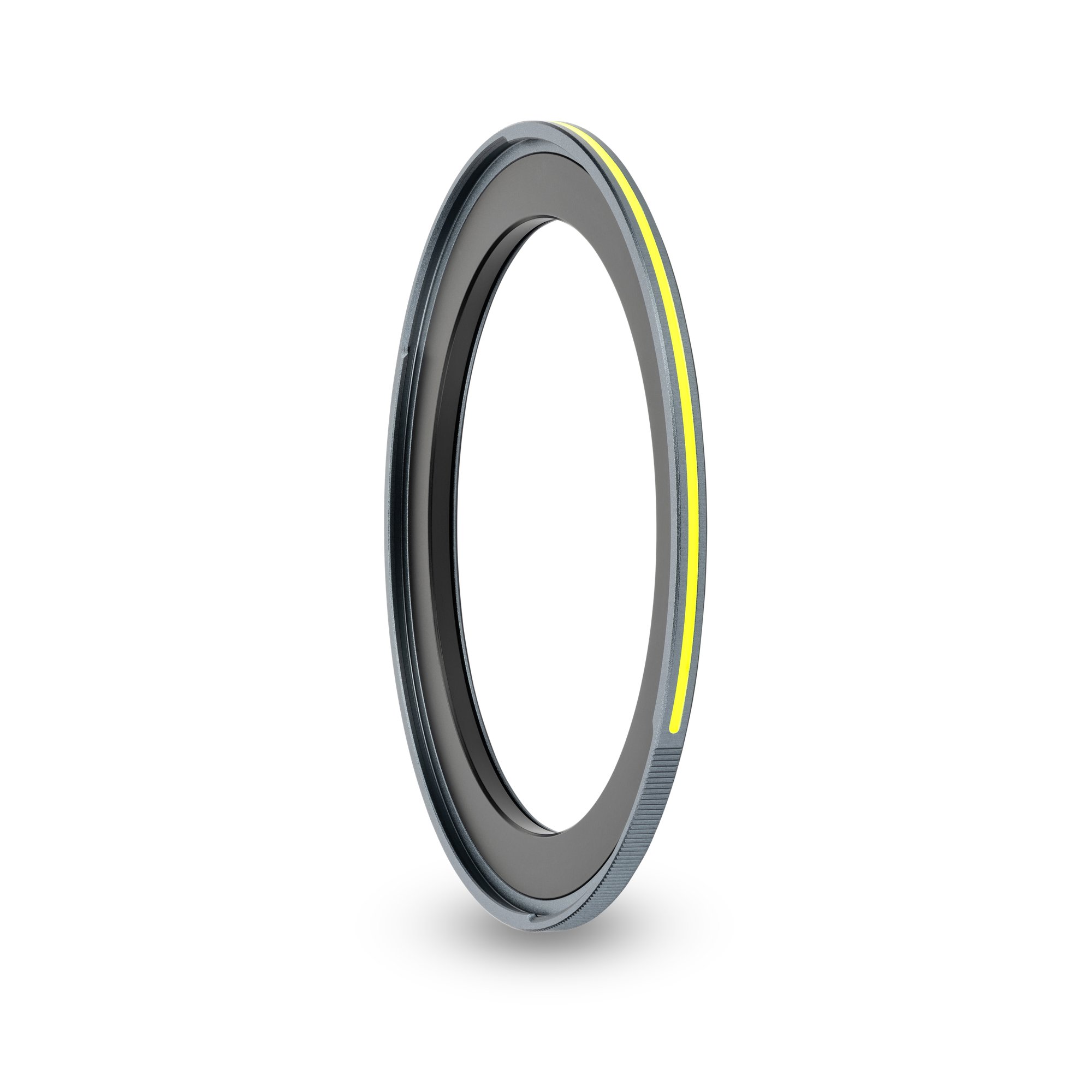 Schräge Ansicht des NiSi JetMag Pro Prolock Luminous Adapterrings (82MAG) mit gut sichtbarer Leuchtmarkierung.