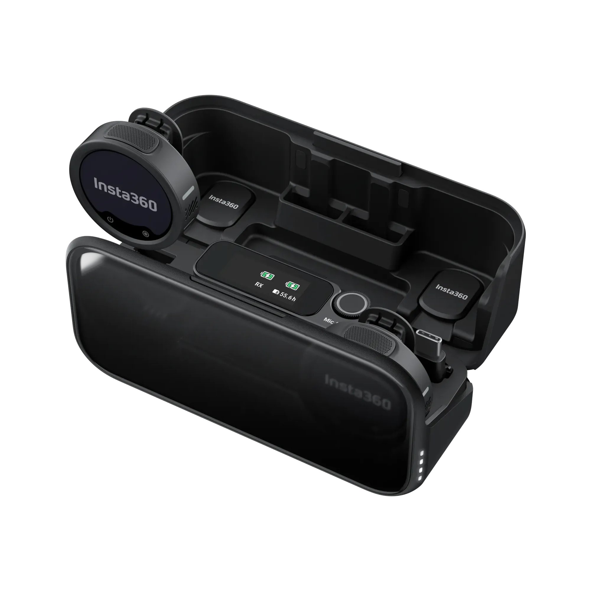 Geöffnetes Insta360 Mic Pro Ladecase mit eingesetzten Sendern, Empfänger und Ladeanzeige in schräger Ansicht.