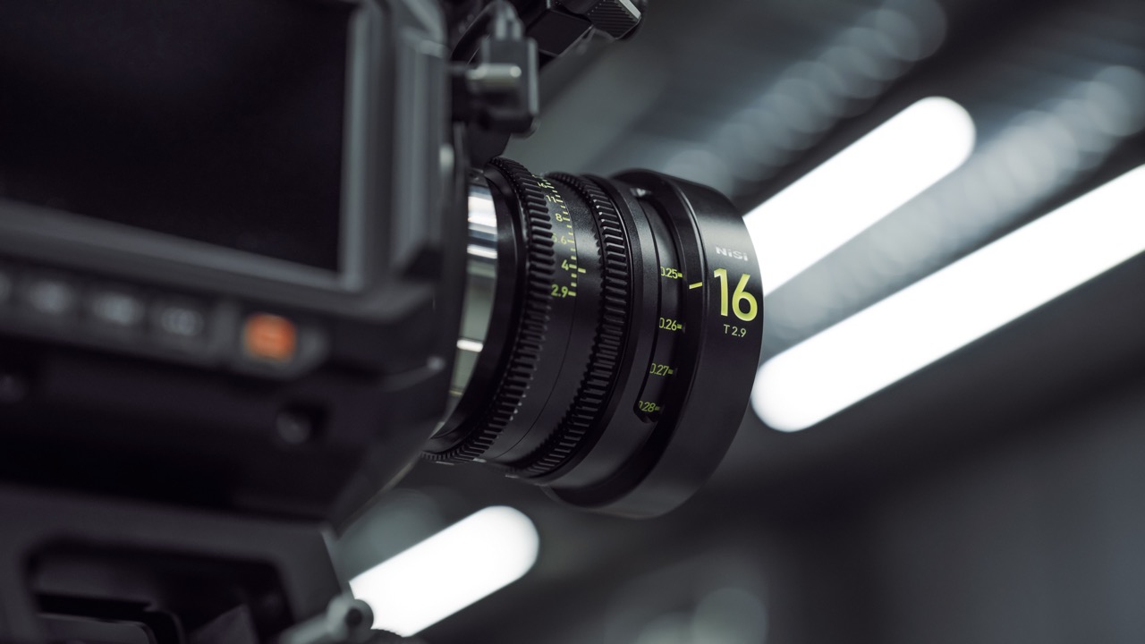 NiSi 65 Prime 16mm T2.9 PL Cine-Objektiv – Detailansicht der Frontlinse mit Fokus- und Blendenring