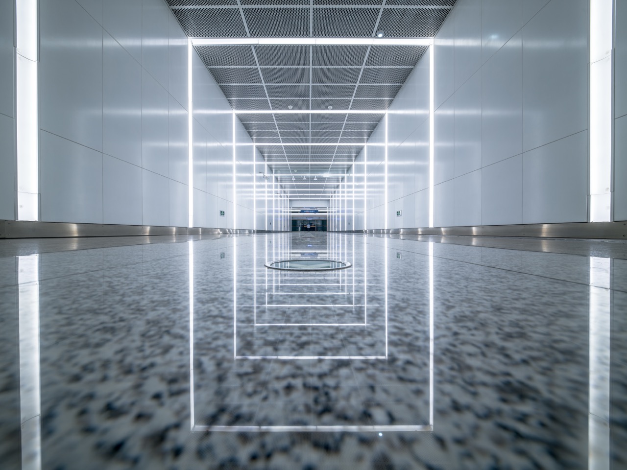 Moderner Innenflur mit symmetrischer Linienführung, LED-Beleuchtung und spiegelndem Boden in Zentralperspektive