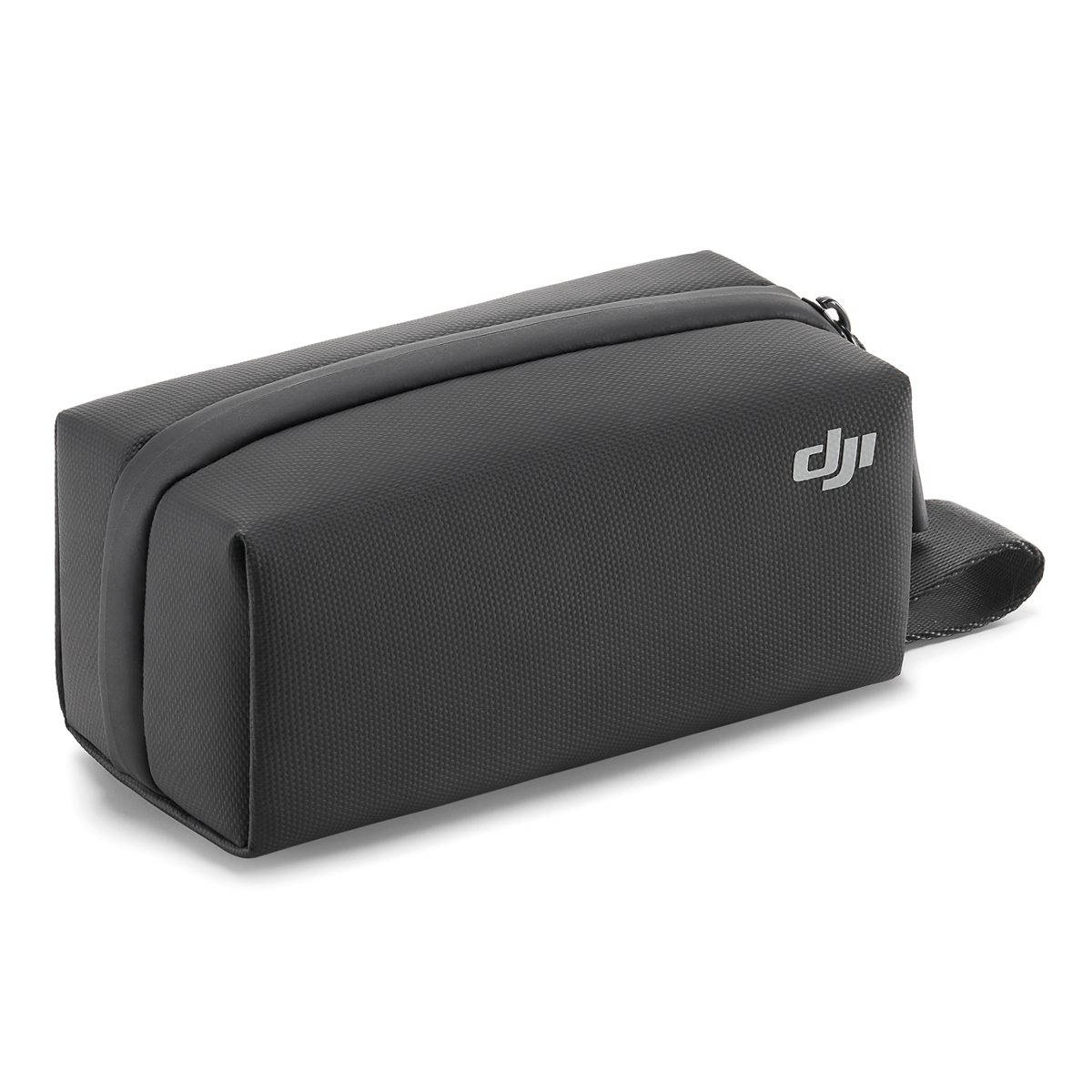 DJI Osmo Pocket 4 Tragetasche – schräge Seitenansicht mit sichtbarem DJI-Logo und stabiler Formgebung