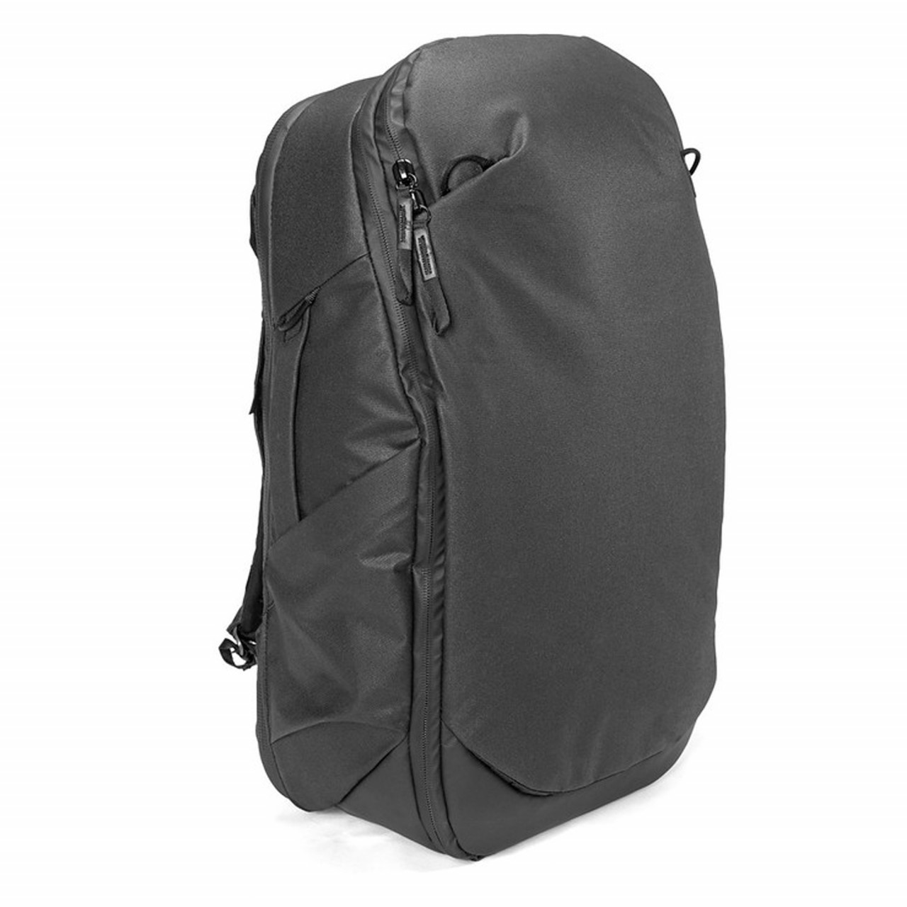 Peak Design Travel Backpack 30L in Schwarz,, Frontal Slant