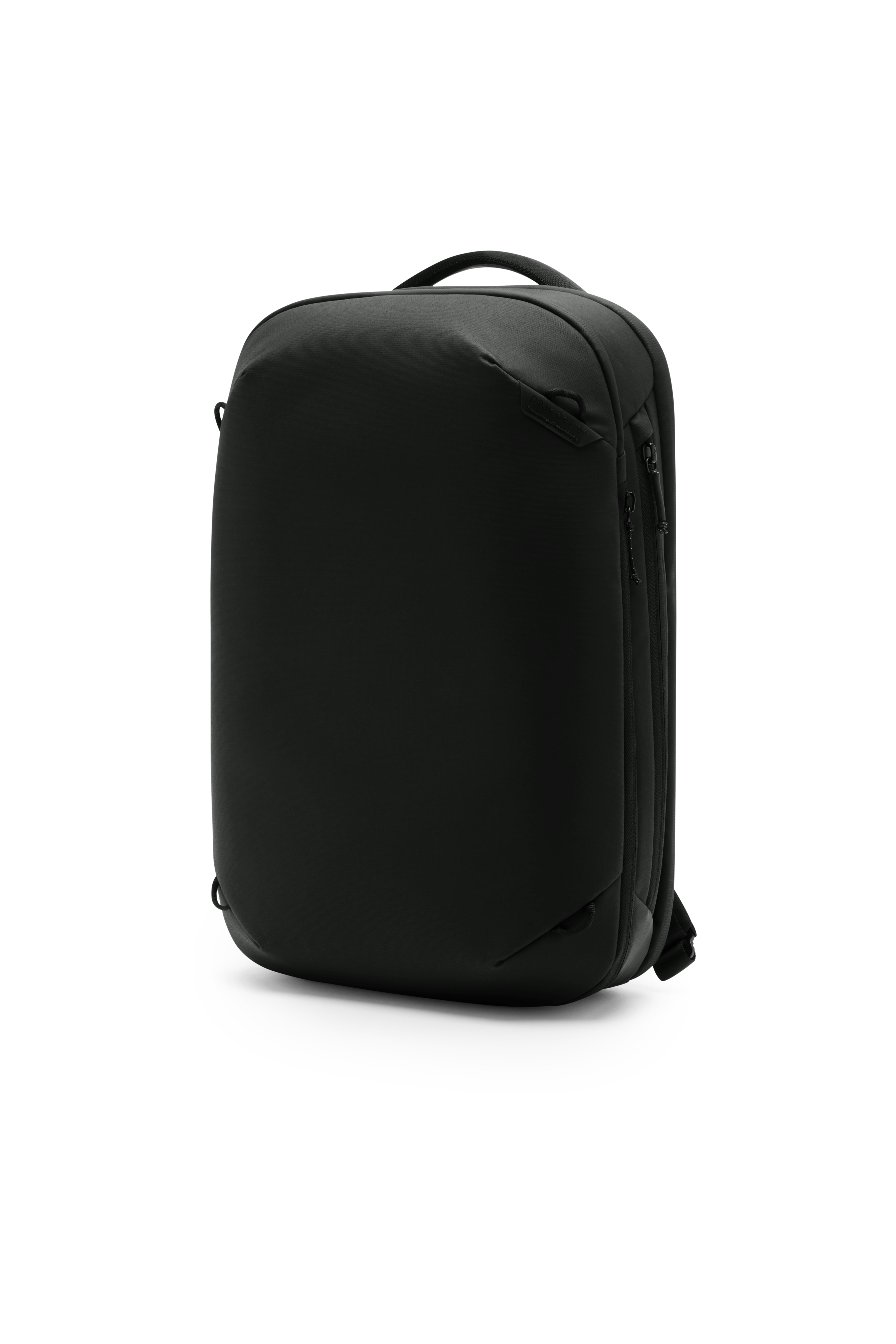 Peak Design Travel Backpack 20L in Schwarz, schräge Vorderansicht mit schlankem Gehäuse und Reißverschluss