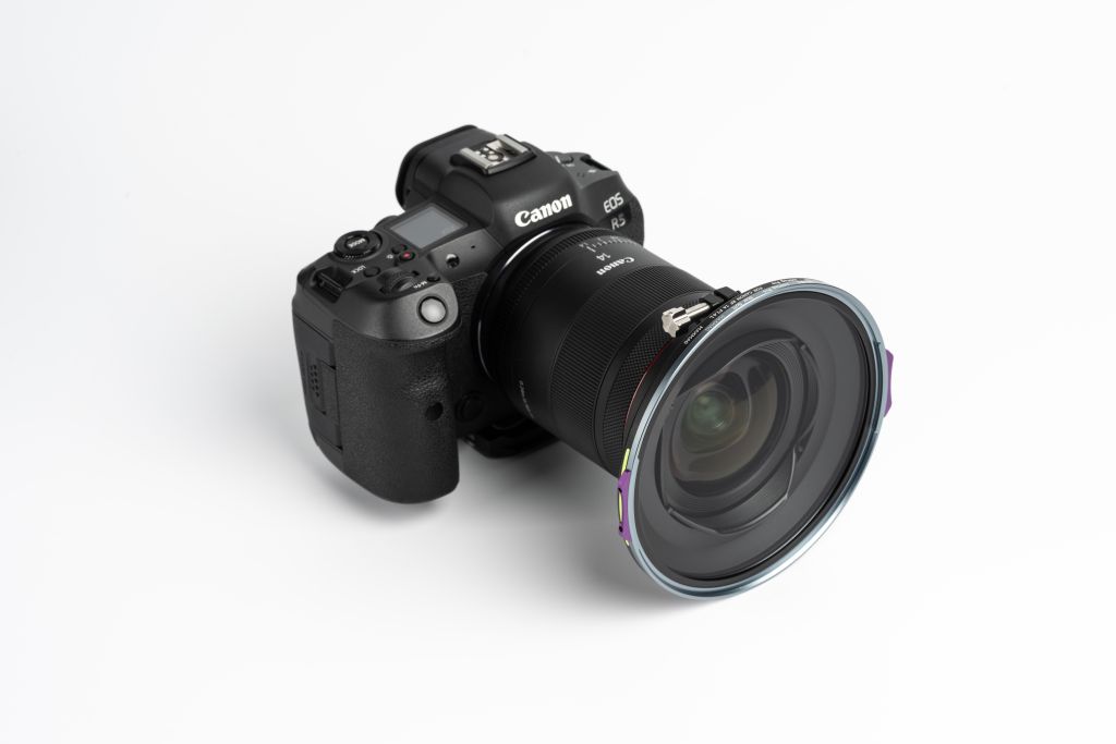 NiSi JetMag Pro Adapterring MAXMAG montiert an Canon RF 14mm Objektiv in schräger Frontansicht
