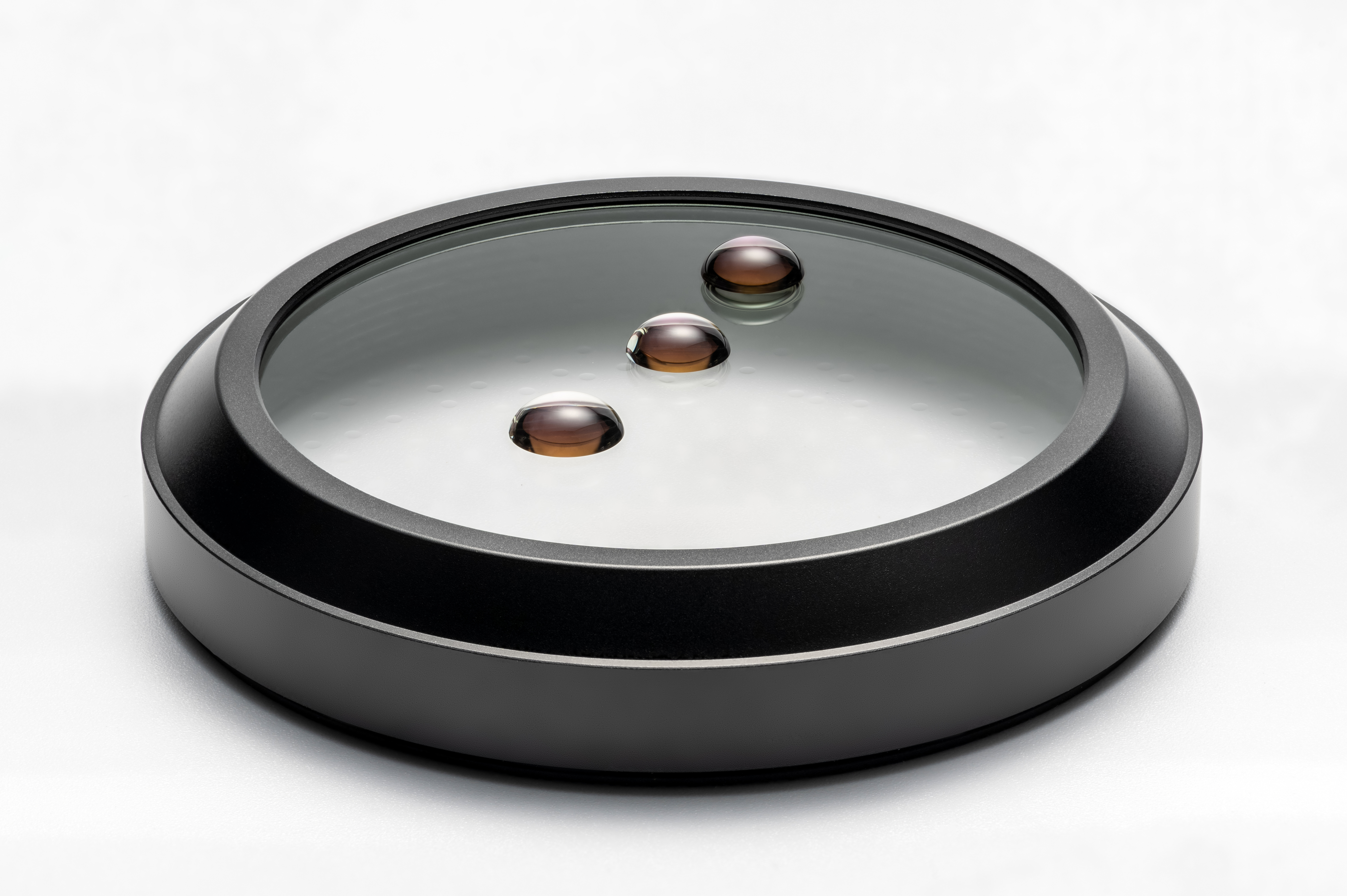 NiSi Highlight Diffusion Filter für Fujifilm X100-Serie in Schwarz mit Wassertropfen zur Darstellung des Diffusionseffekts