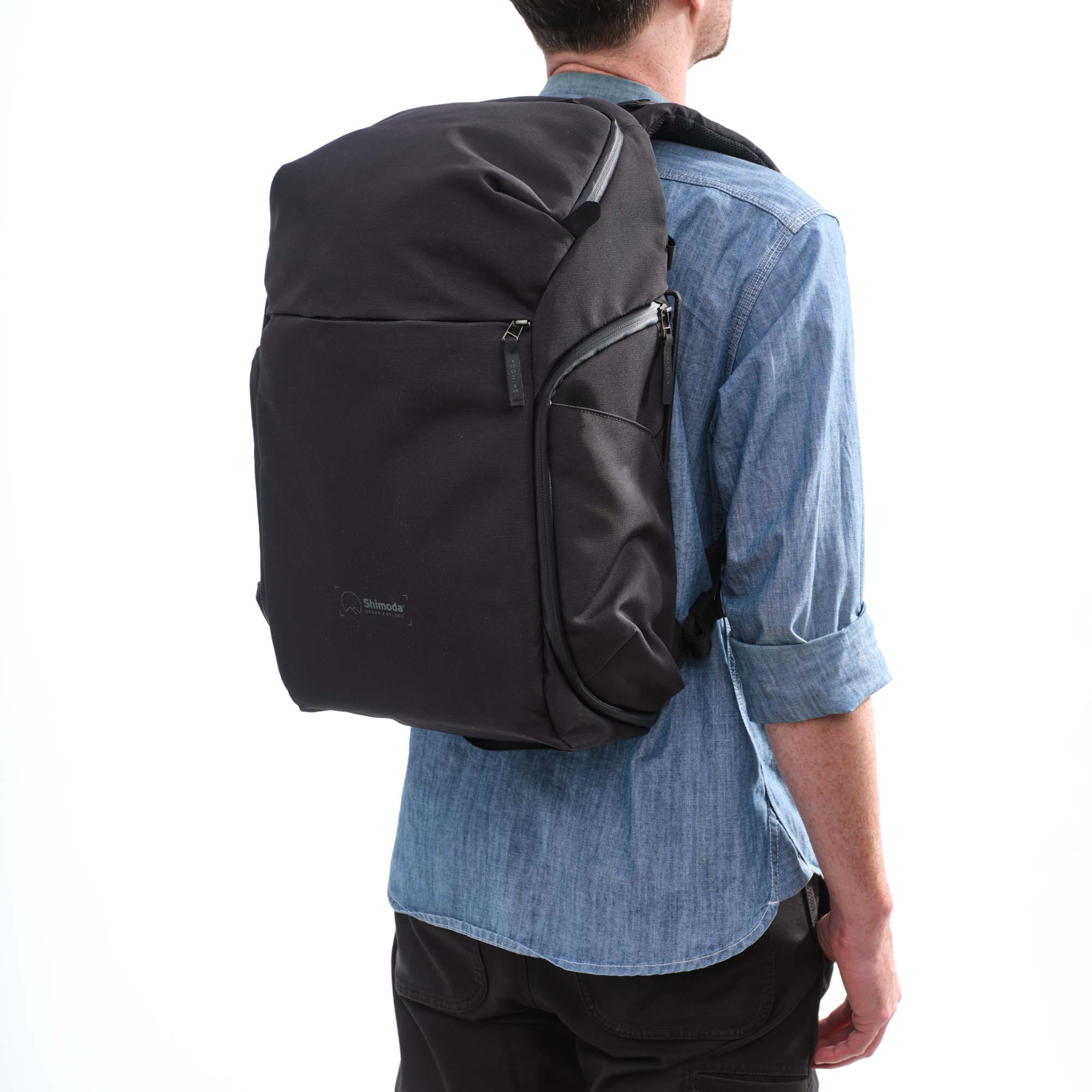 Shimoda Designs Explore 25 Rucksack in Anthrazit, Lifestyle Foto des Rucksacks auf einer Person