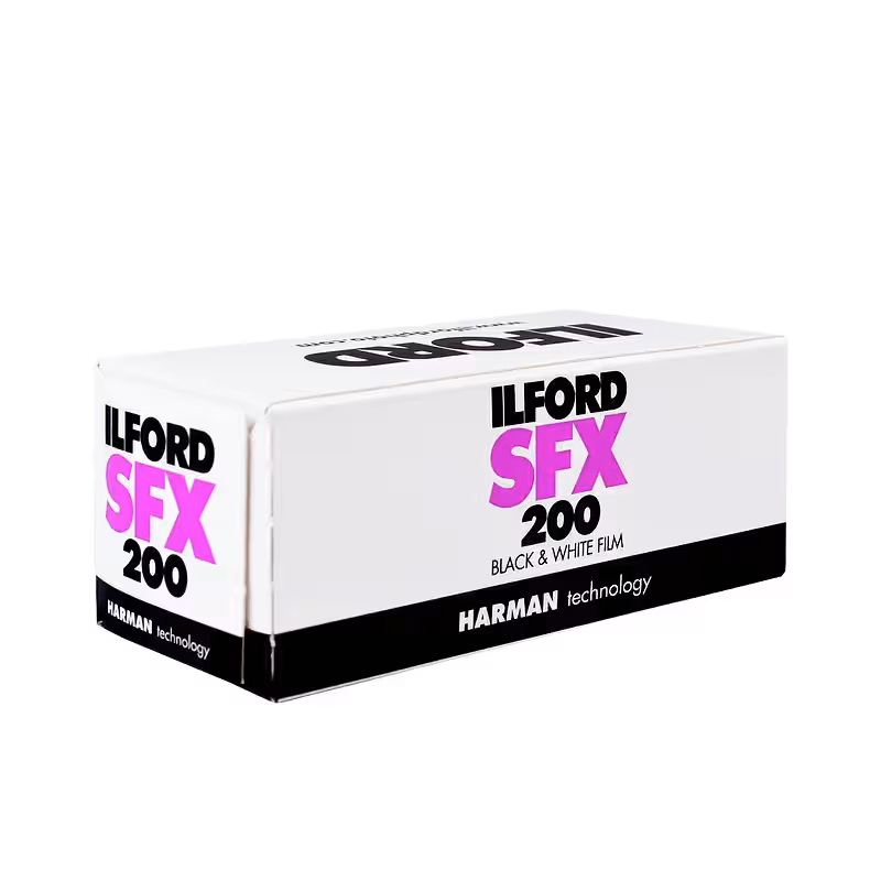 Ilford SFX 200 – Schrägansicht der Verpackung für Schwarzweißfilm mit ISO 200 und Produktbeschriftung