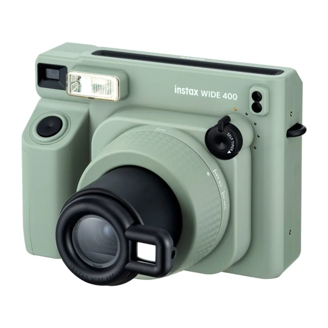 Fujifilm Instax Wide 400 grün – schräge Ansicht mit ausgefahrenem Objektiv und Bedienelementen an der Front