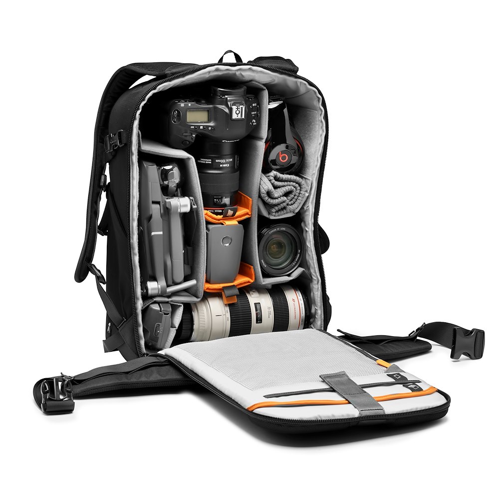 Lowepro Flipside BP 400 AW III mit geöffnetem Hauptfach und organisierter Kamera- und Objektivausrüstung