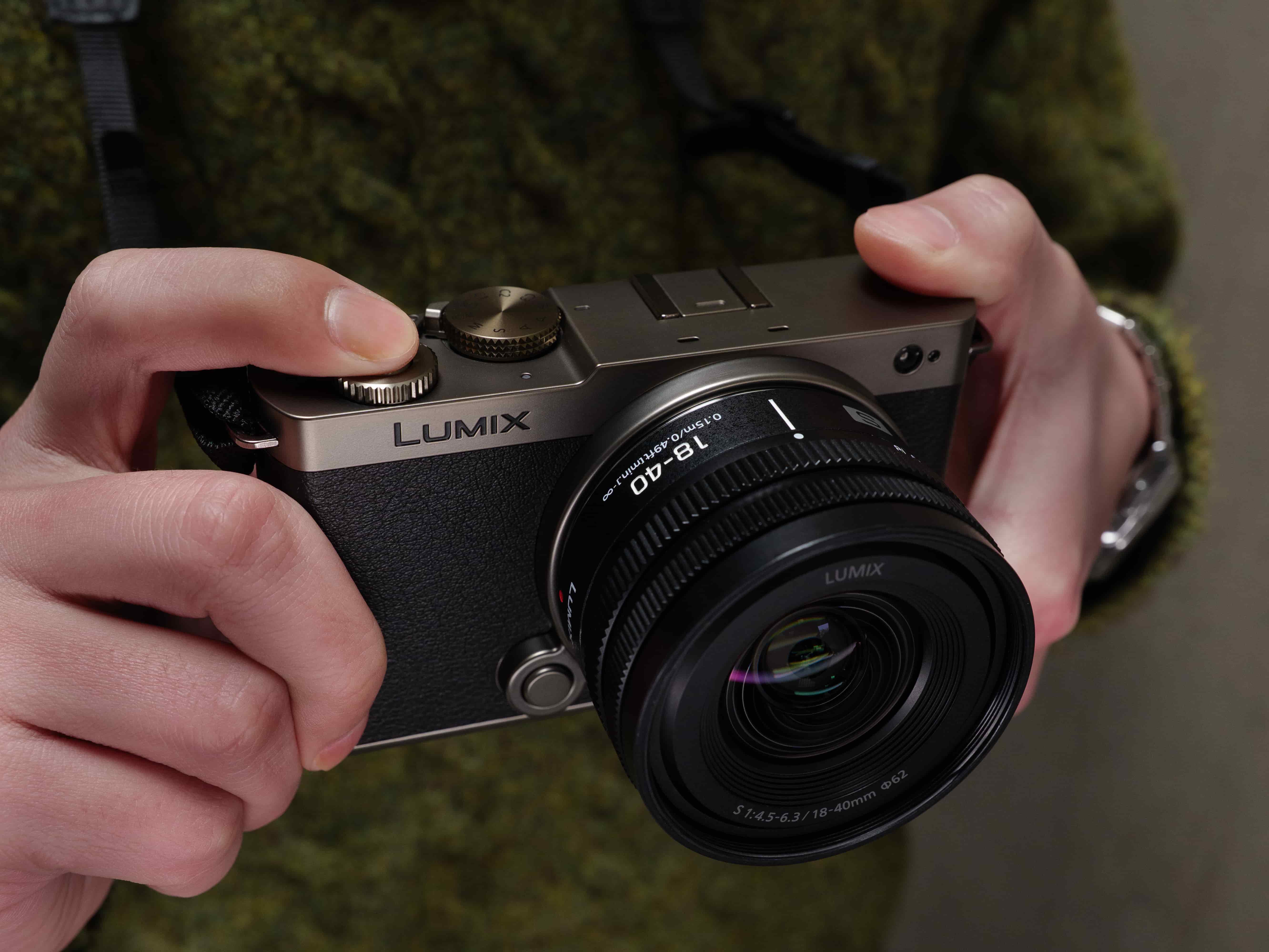 Panasonic Lumix S9 Black Titanium mit 18–40mm Objektiv in Händen gehalten, Detailansicht der Bedienelemente