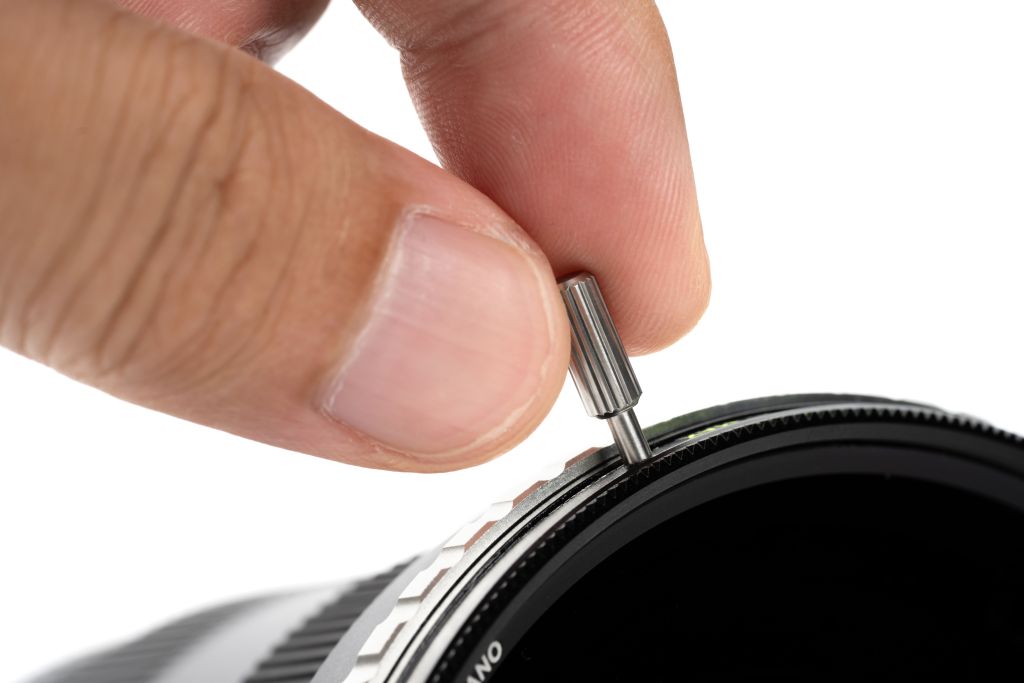 Montage des Ersatz-Pins am PolarPro TC VND 1–5 Stops Filter zur Einstellung der Filterstärke.