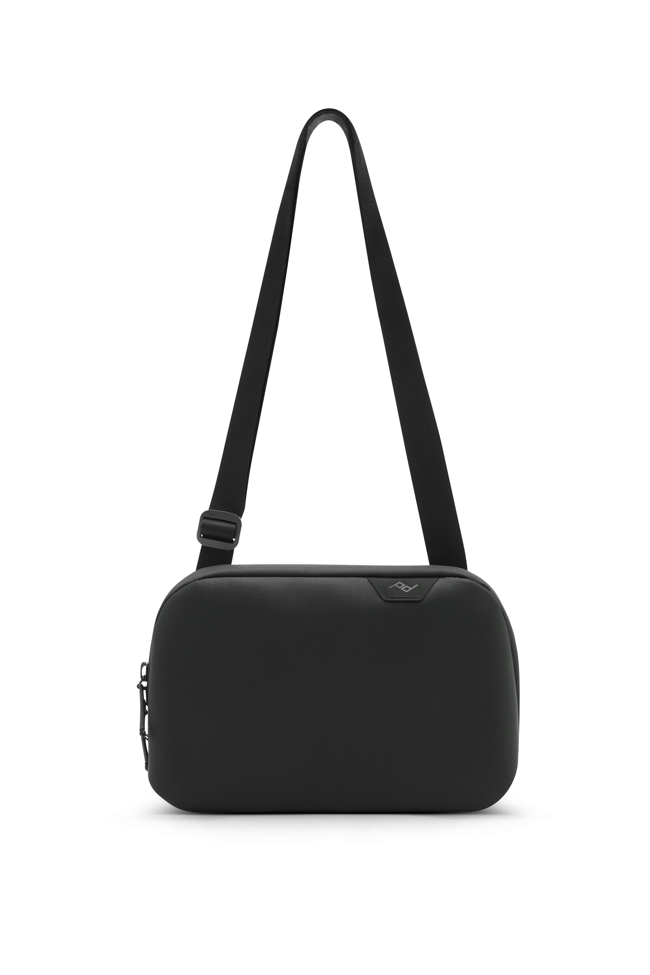 Peak Design Travel Crossbody 3L in Schwarz, Vorderansicht der kompakten Umhängetasche mit Schultergurt