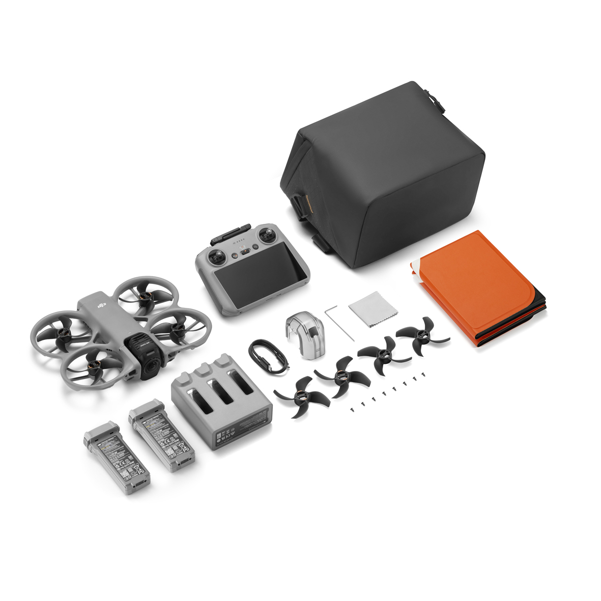 DJI Avata 360 Fly More Combo – schräge Ansicht mit Drohne, Fernsteuerung, Akkus und Transporttasche