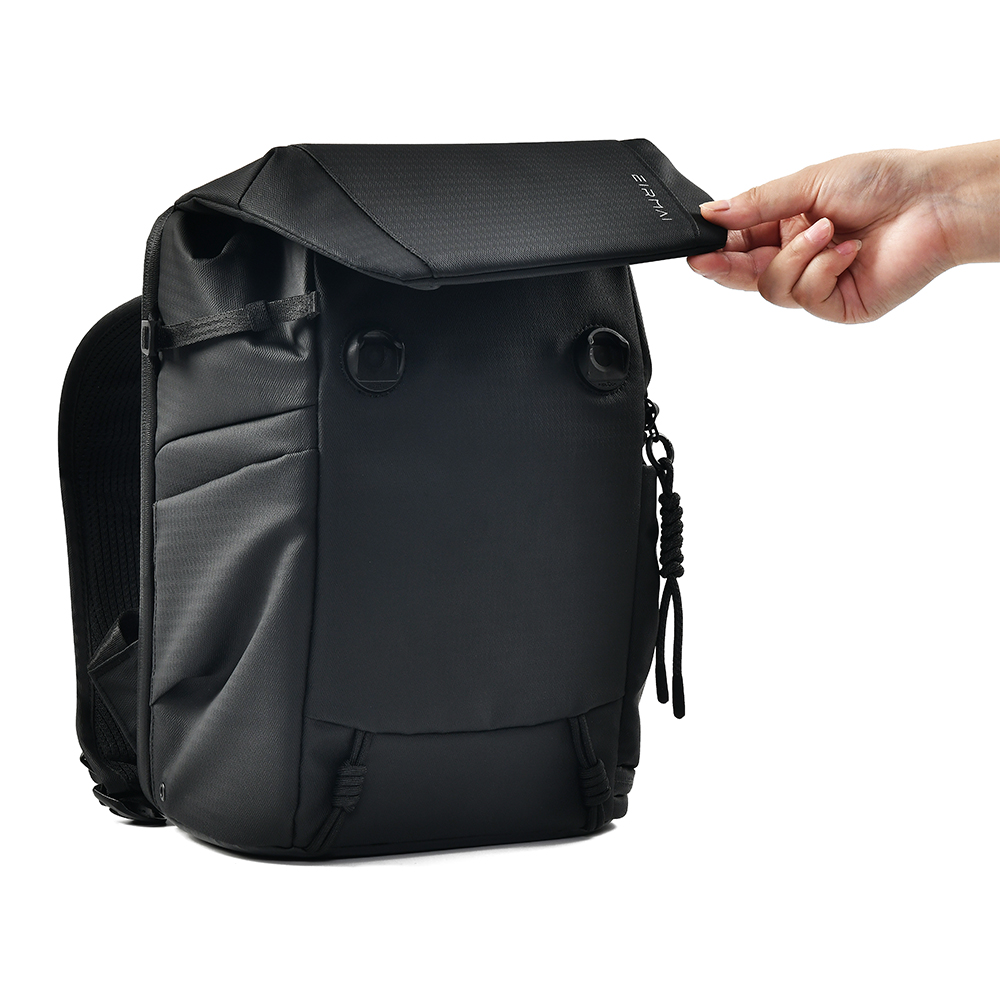 Eirmai F3D Lite Black Kamerarucksack, seitliche Ansicht mit geöffneter Deckklappe zur schnellen Entnahme der Kamera