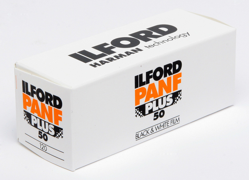 Ilford Pan F Plus 50 120 – Schrägansicht der Verpackung für Schwarzweißfilm mit ISO 50 und Produktbeschriftung