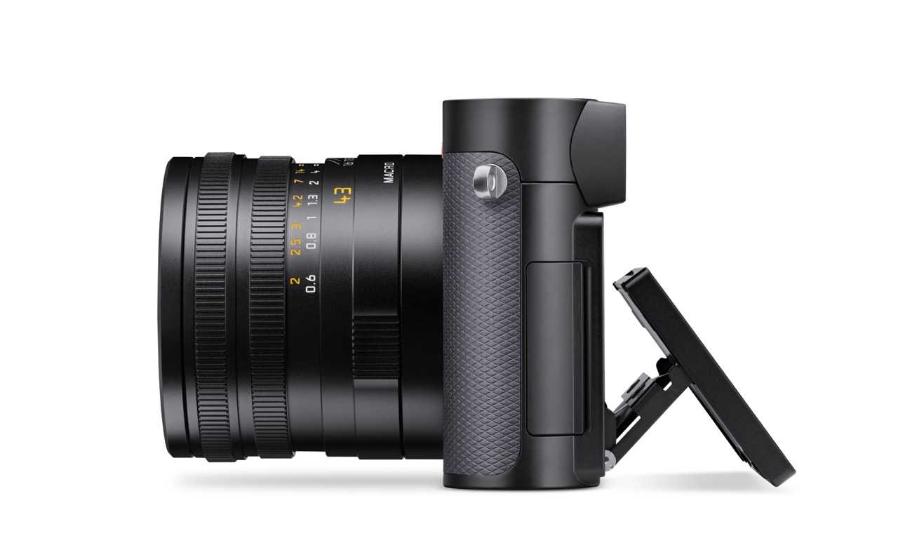 Q3 43 Leica Q3 43 Kompaktkamera in Schwarz, Linke Seite mit ausgefahrenem Bildschrim