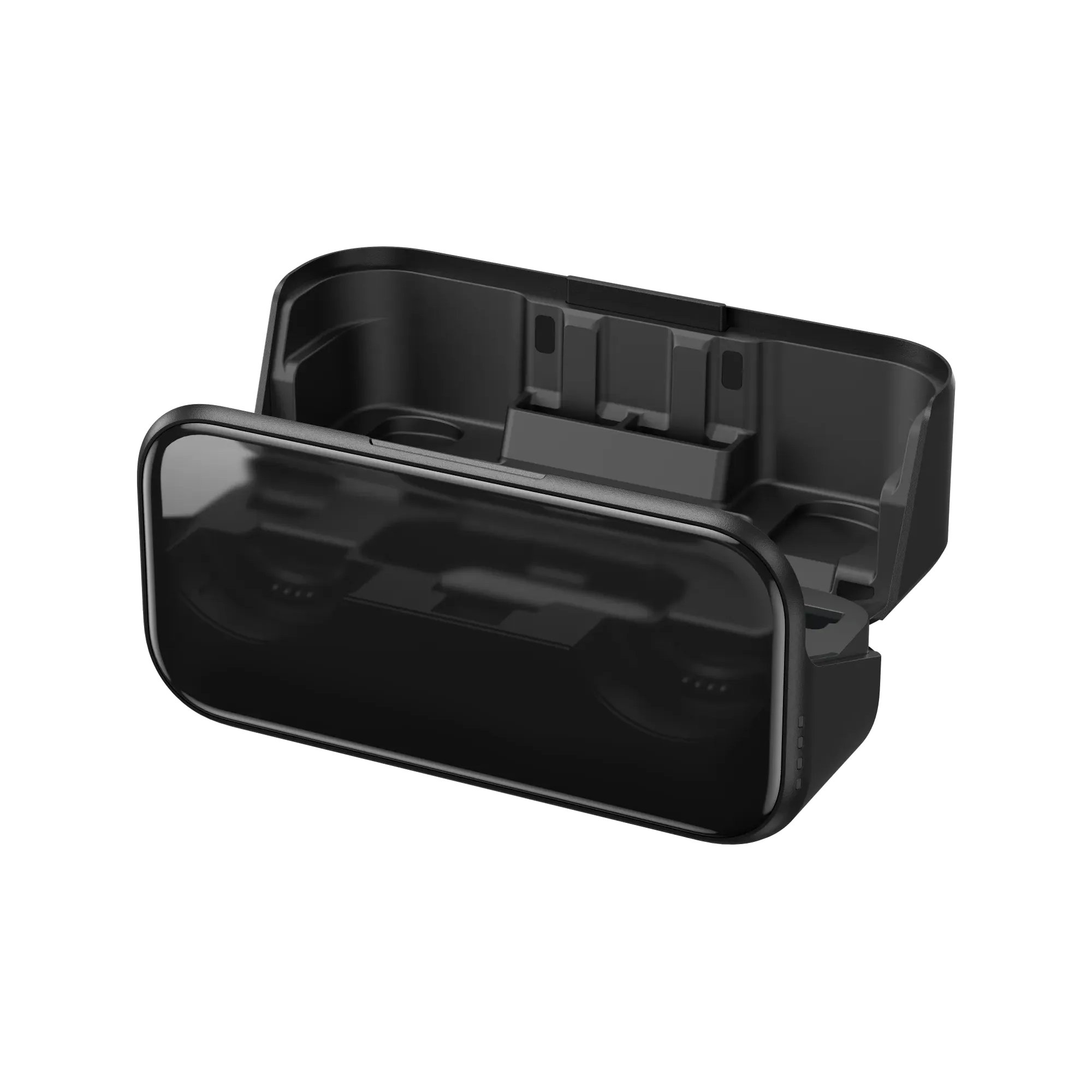 Insta360 Mic Pro Ladecase geöffnet in schräger Ansicht mit leeren Ladefächern für Sender und Empfänger.