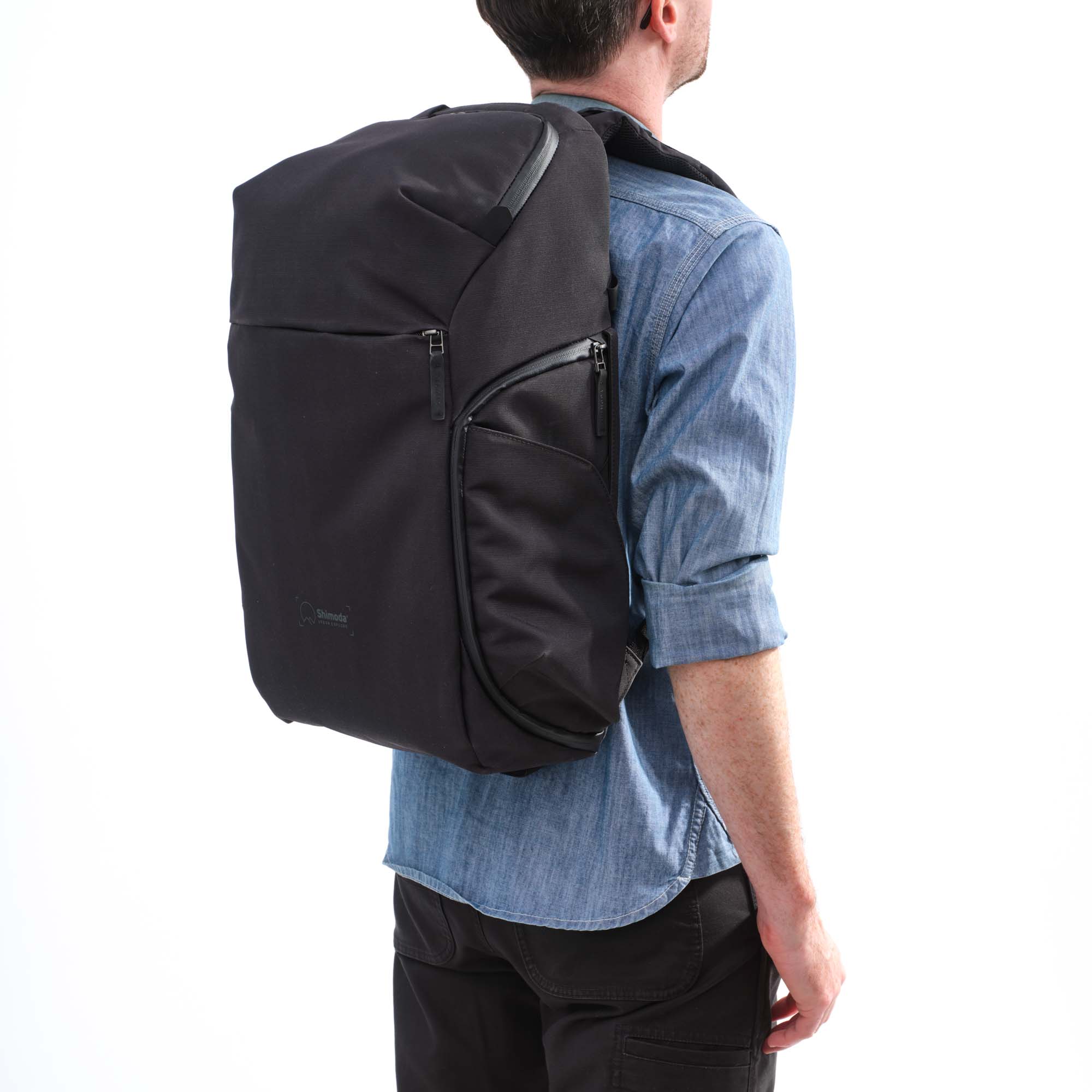 Shimoda Designs Explore 30 Rucksack in Anthrazit, Lifestyle Foto des Rucksacks auf einer Person