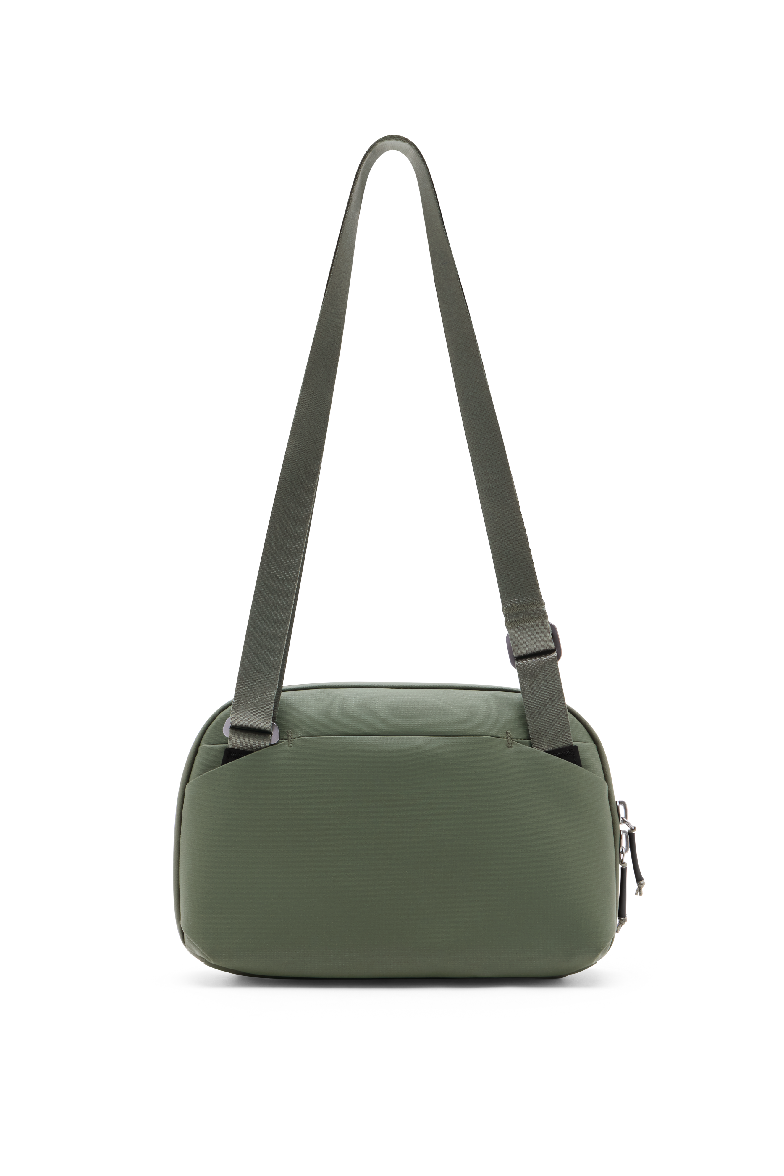 Peak Design Travel Crossbody 3L in Sage, Rückansicht der Umhängetasche mit verstellbarem Tragegurt.