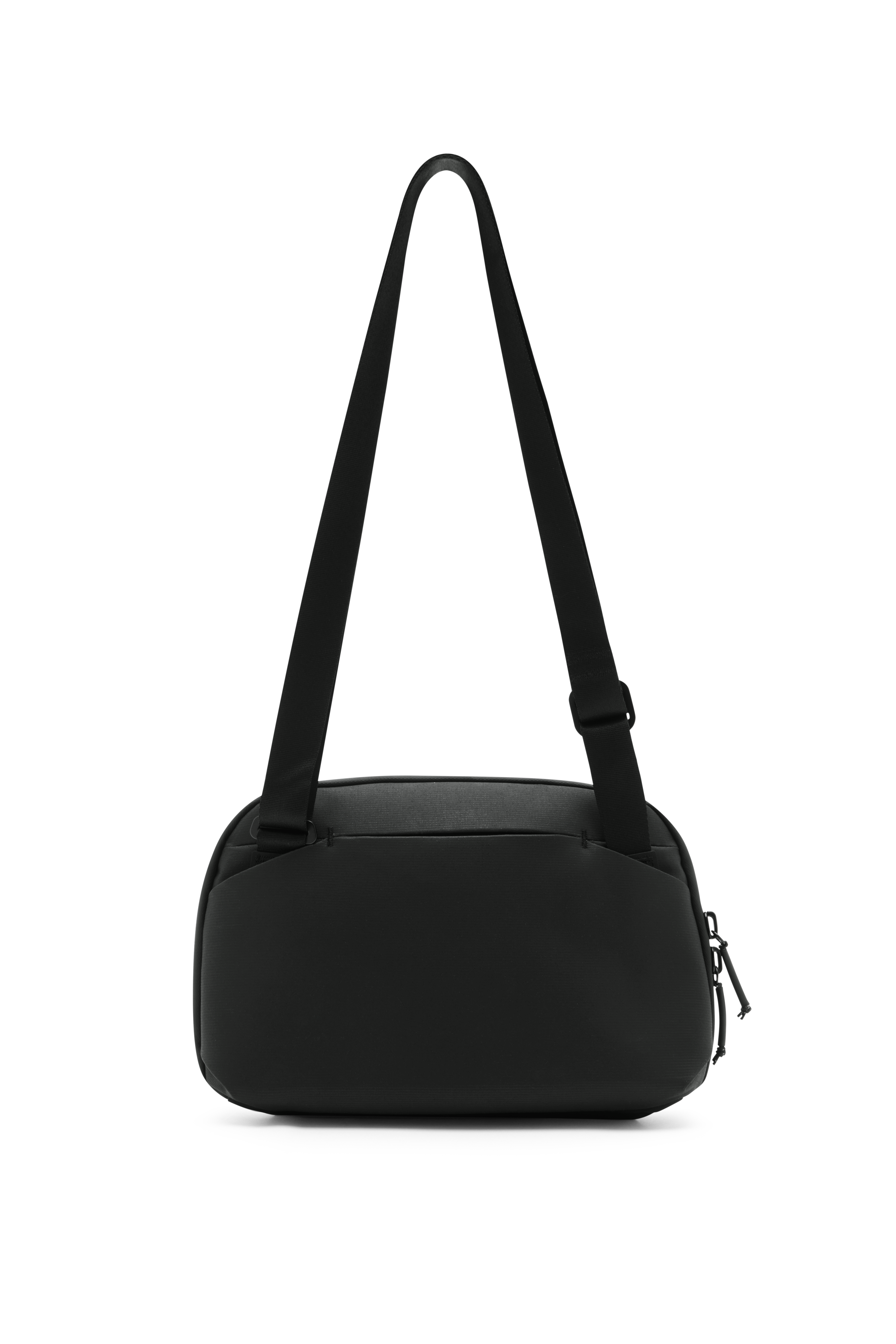 Peak Design Travel Crossbody 3L in Schwarz, Rückansicht der Umhängetasche mit verstellbarem Tragegurt.