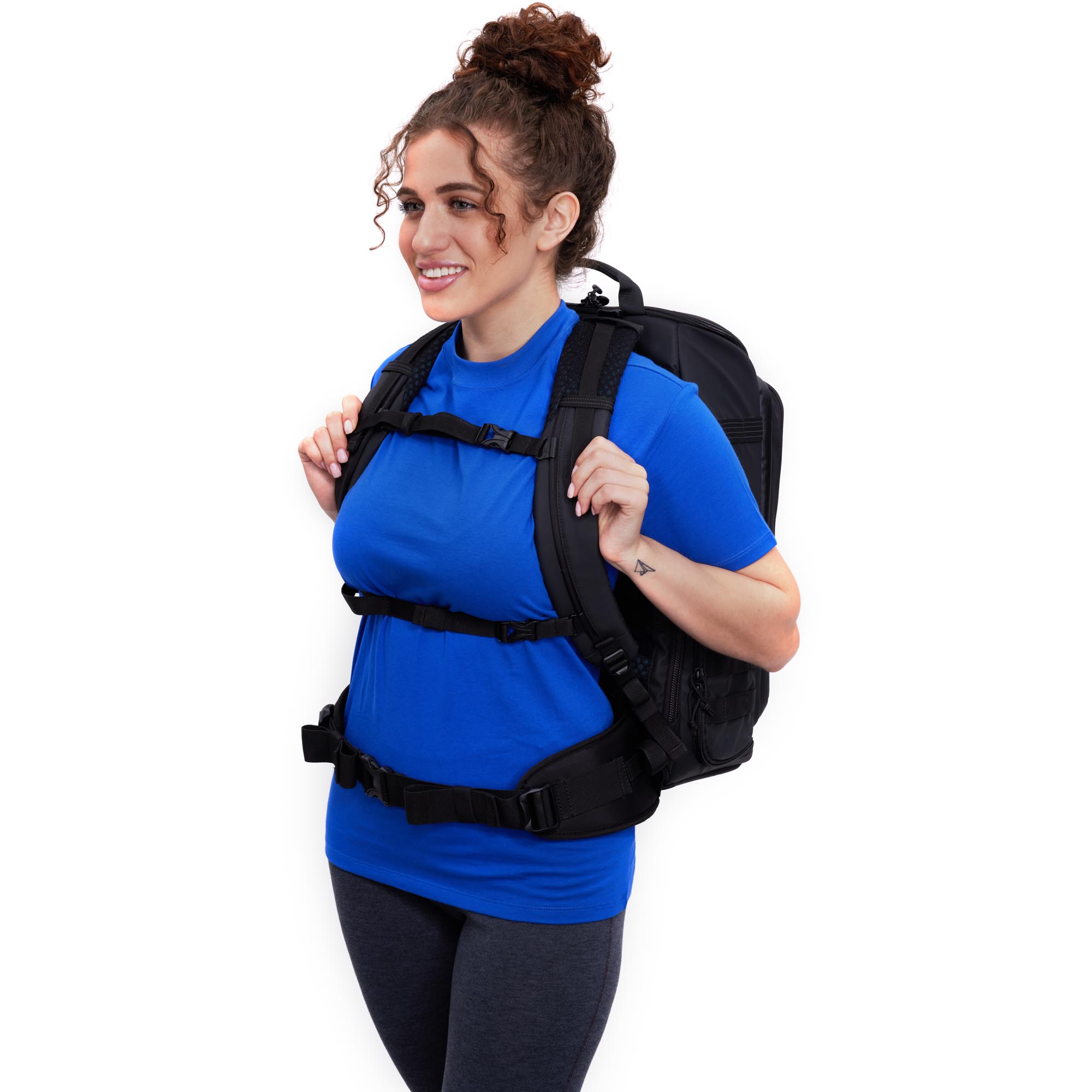 Tenba  Axis V2 24L Schwarz Lifestyle Bild Frau