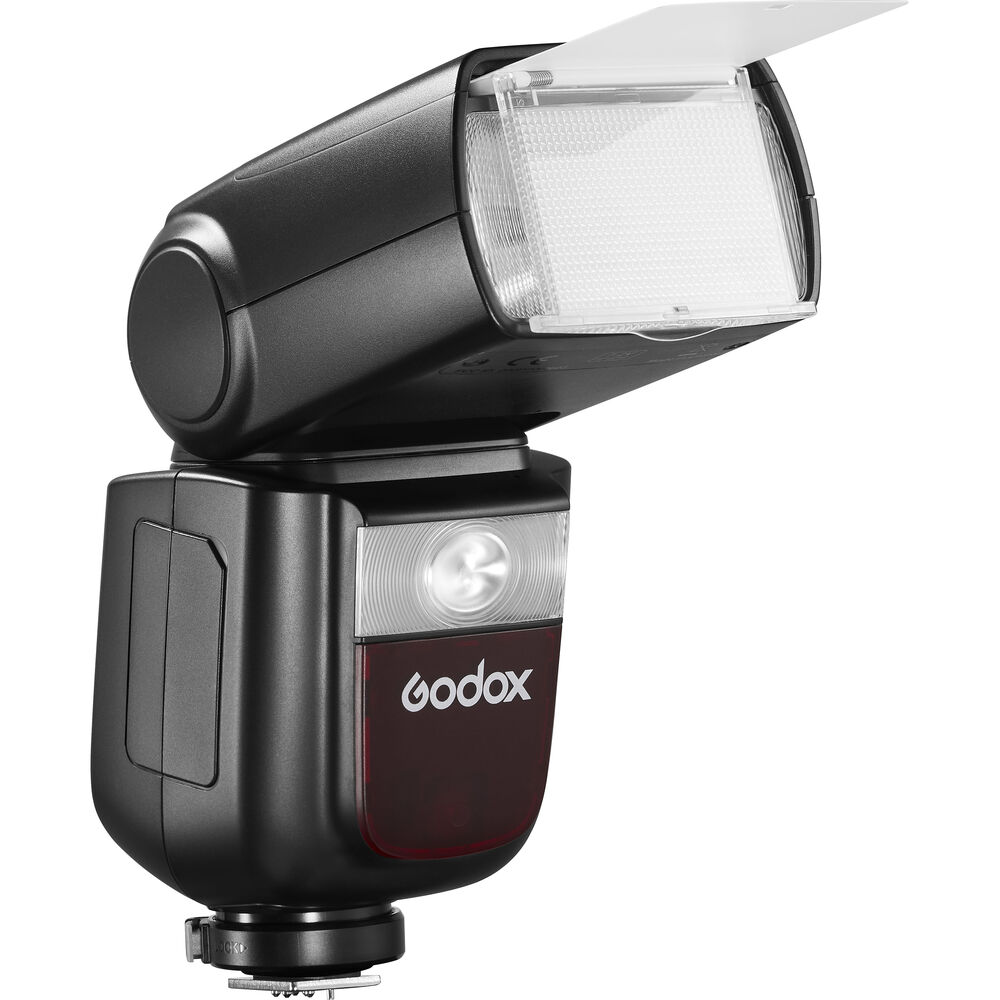 Godox V860III Speedlite für OM SYSTEM und Panasonic in schräger Vorderansicht mit ausgeklapptem Weitwinkeldiffusor.