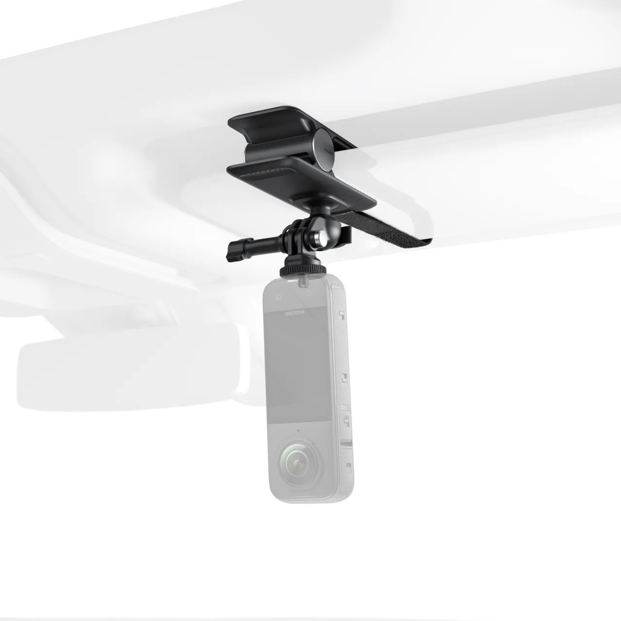 Insta360 Flexi-Clip – montiert im Auto am Dachhimmel mit befestigter Kamera für stabile Innenraumaufnahmen