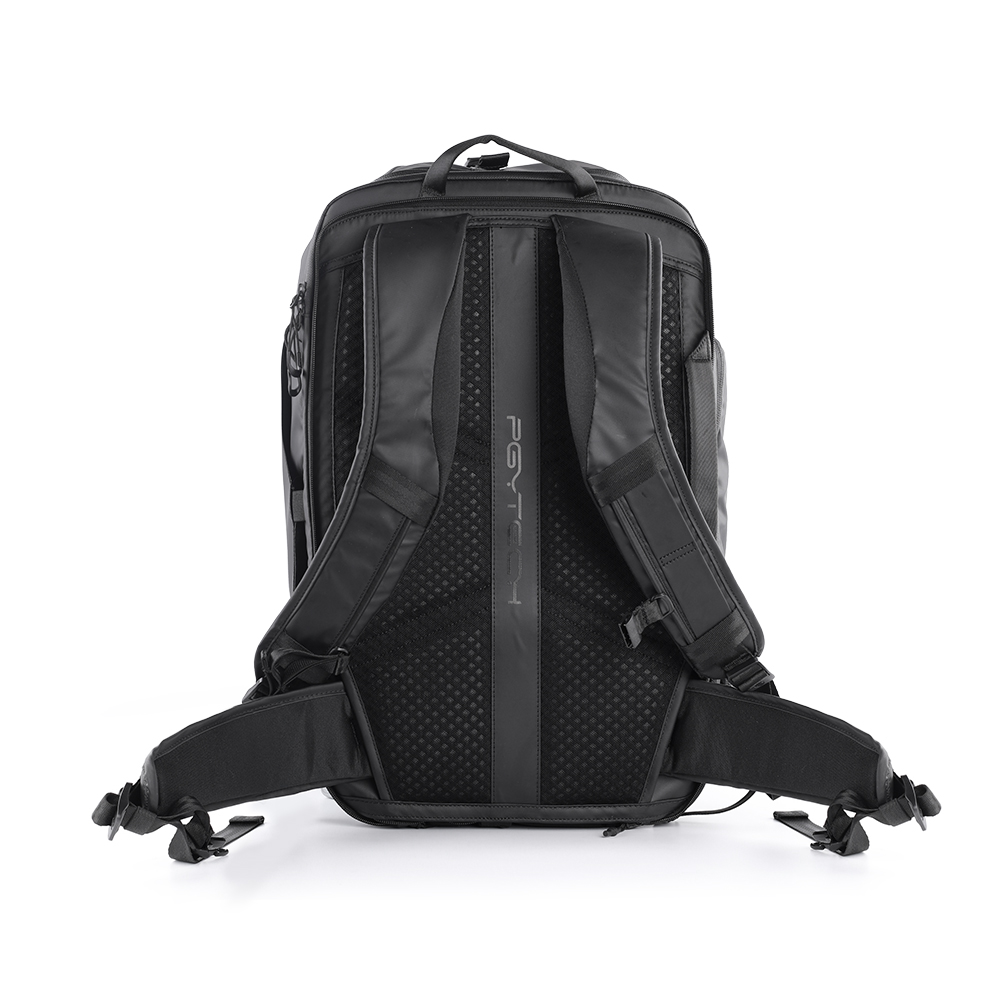 PGYTECH OneMo Travel Backpack 35L in Schwarz mit gepolstertem Tragesystem in der Rückansicht.