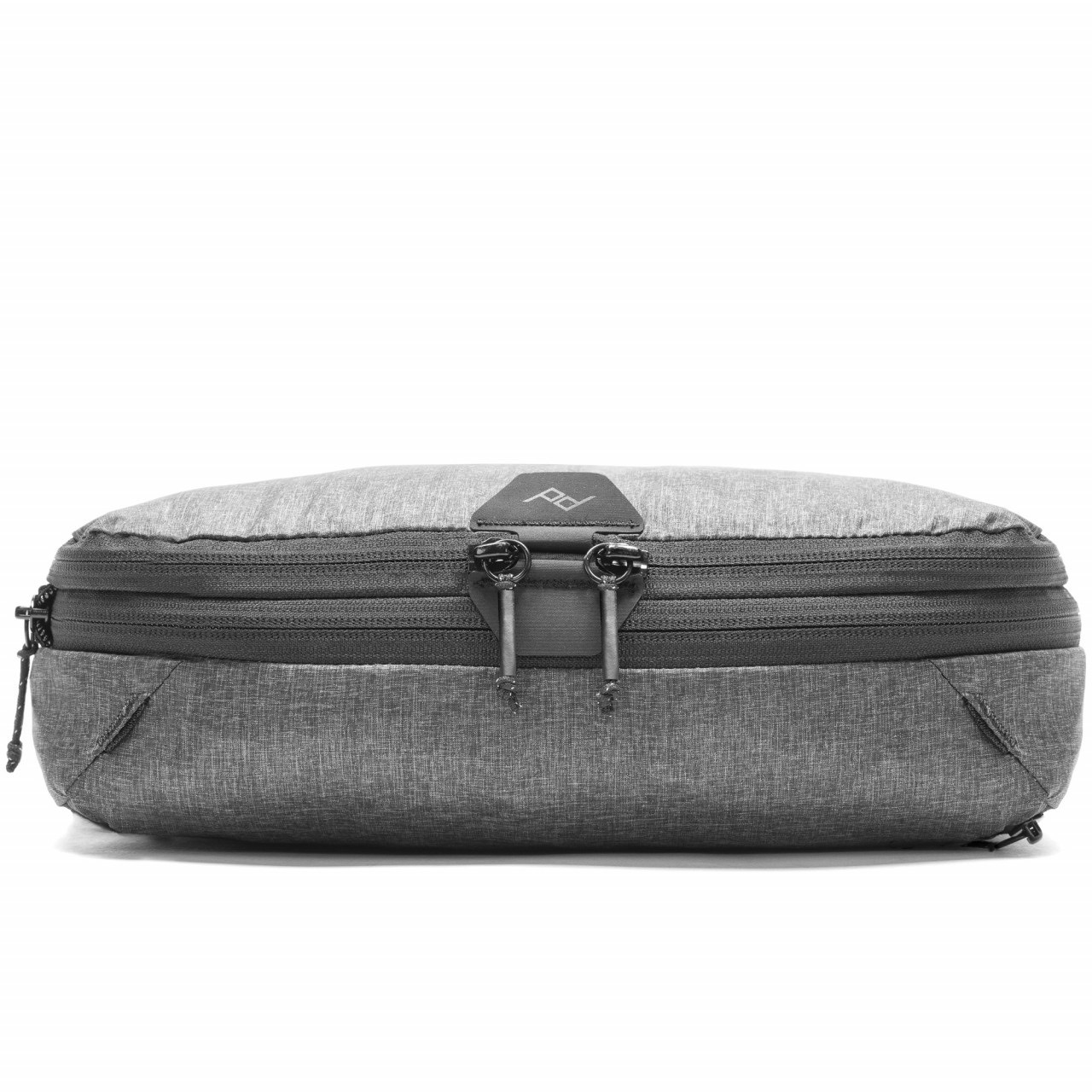 Packing Cube Medium 18L (dunkelgrau) Peak Design Packing Cube Medium 18 L in der Farbe Dunkelgrau, Frontalbild mit geschlossenem Kompressiosnverschluß