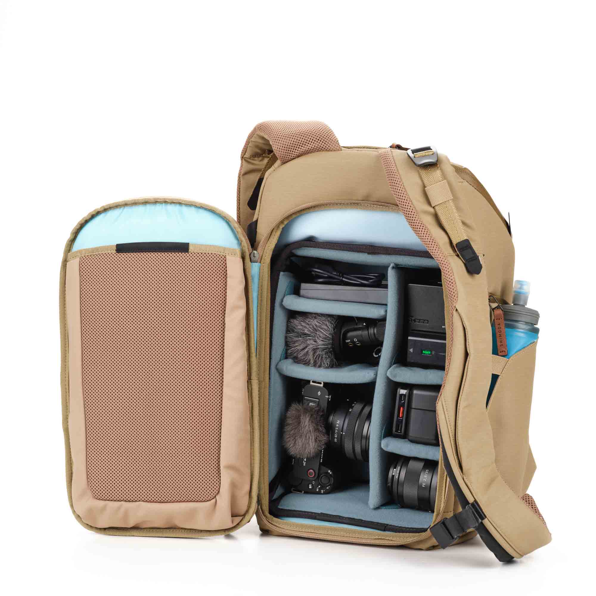 Urban Explore 20 (beige) Shimoda Designs Explore 20 Rucksack in Beige, von hinten und offen mit Inhalt