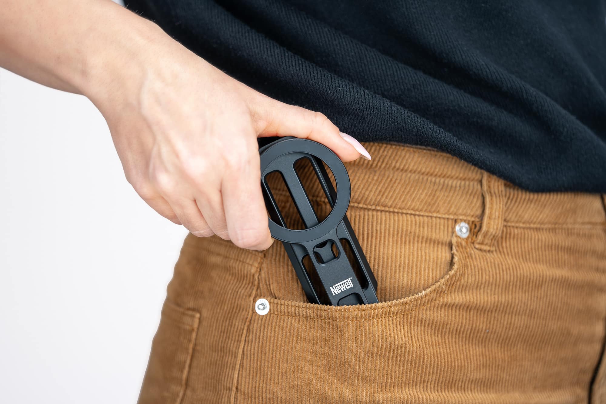 Zusammengeklapptes M-Stand Stativ mit MagSafe-Halterung in einer Hosentasche getragen