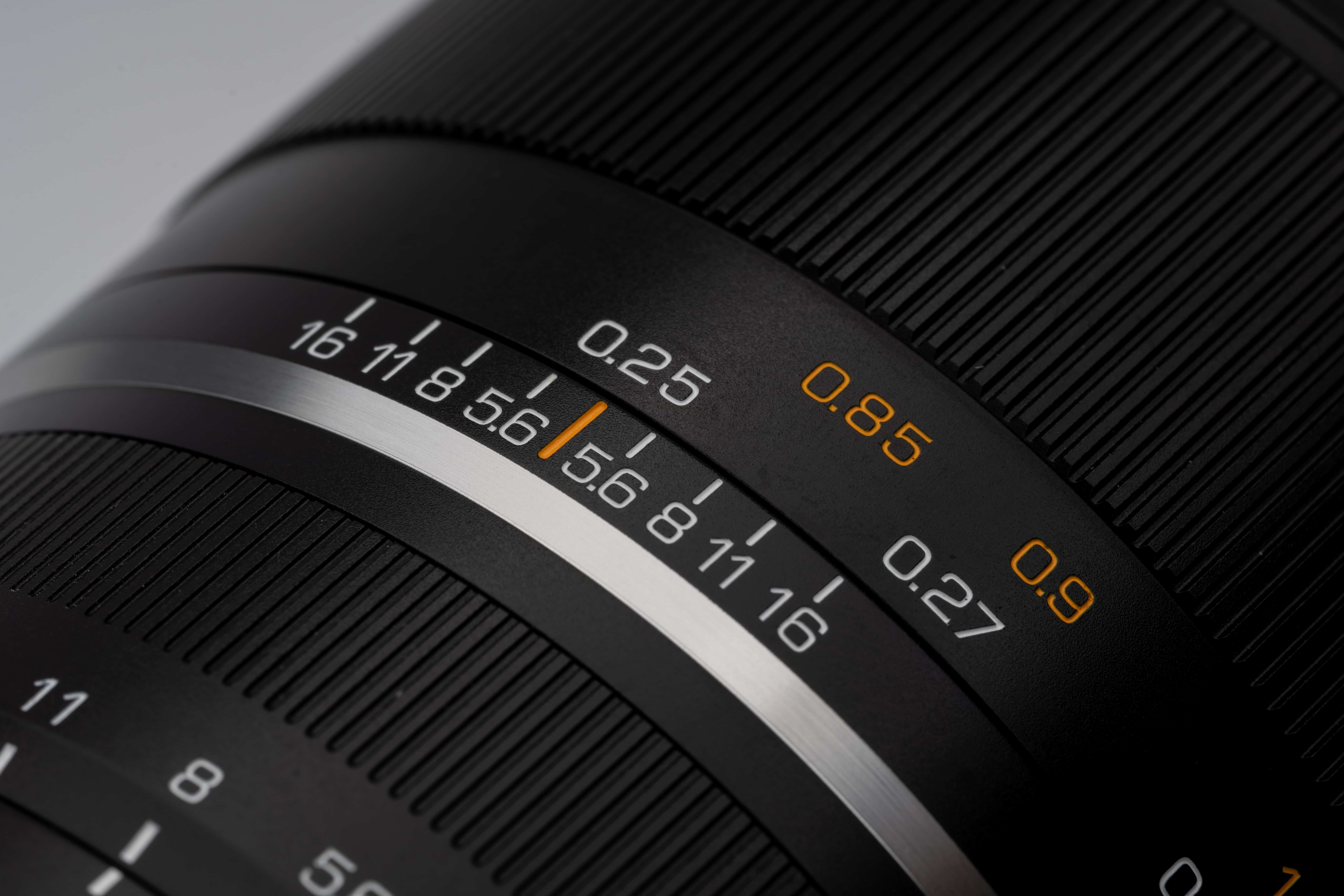 Detailansicht der Entfernungs- und Schärfentiefe-Skala des NiSi Aureus Prime 16mm T2.8 ASPH Objektivs.