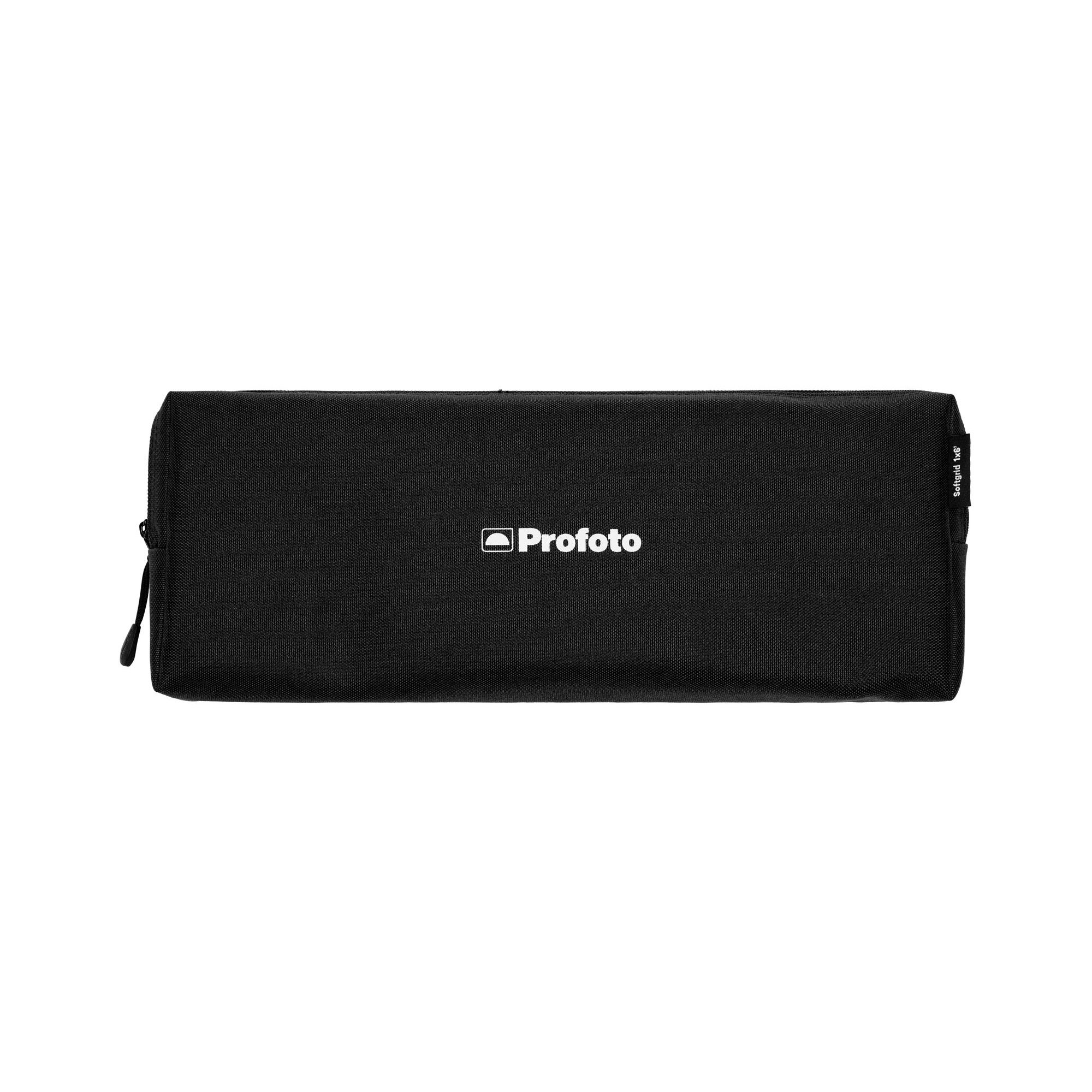 Schwarze Transporttasche der Profoto Softbox Strip 1x6 mit Reißverschluss und aufgedrucktem Profoto-Logo.