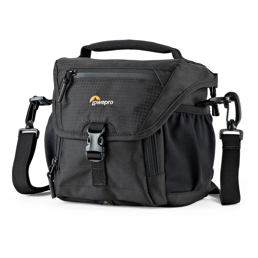 Lowepro Nova 140 AW II Schultertasche in Schwarz, Vorderansicht mit Überschlag, Tragegriff und verstellbarem Schultergurt