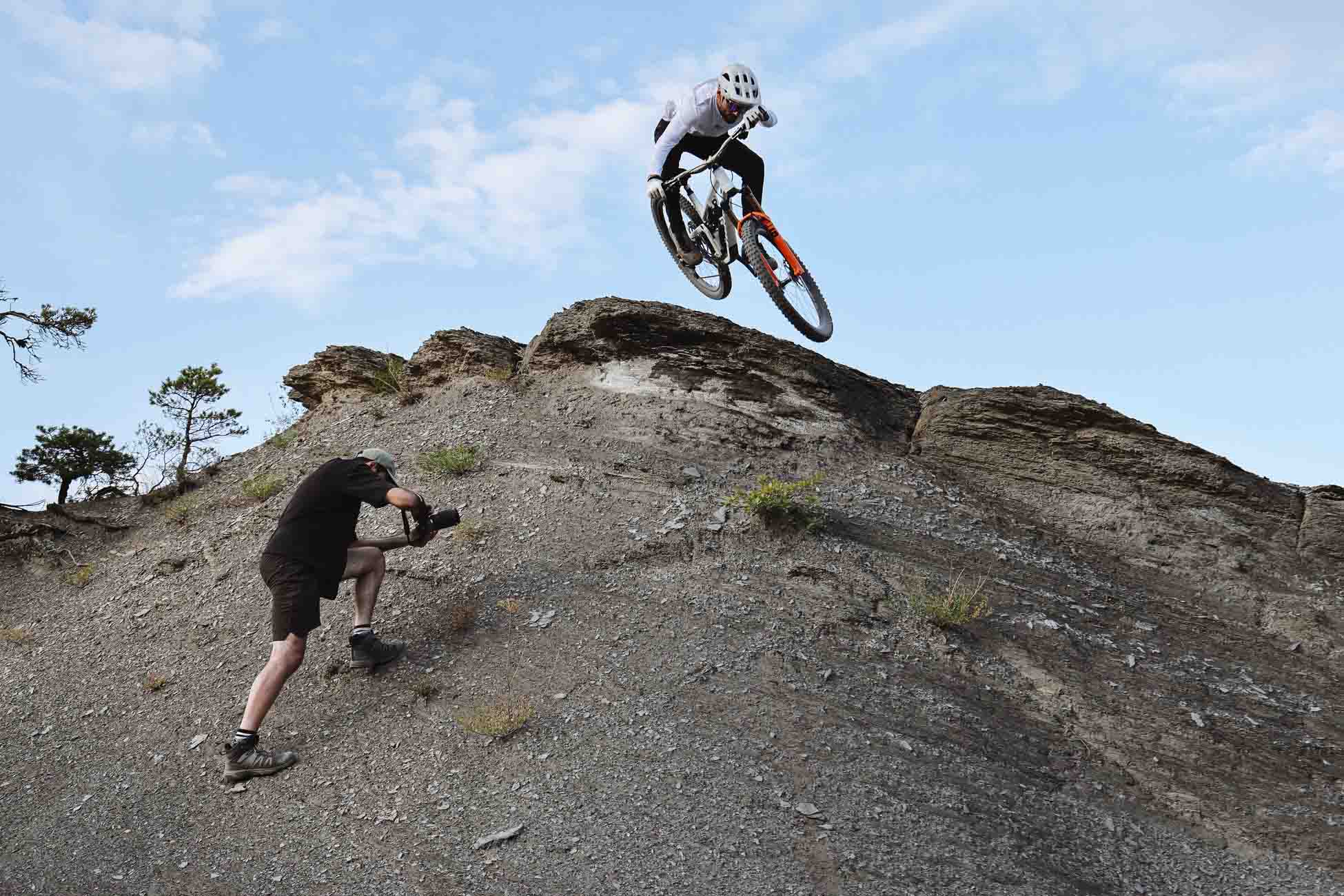 Canon EOS R6 Mark III bei Actionaufnahme eines Mountainbike-Sprungs über felsiges Gelände im Freien