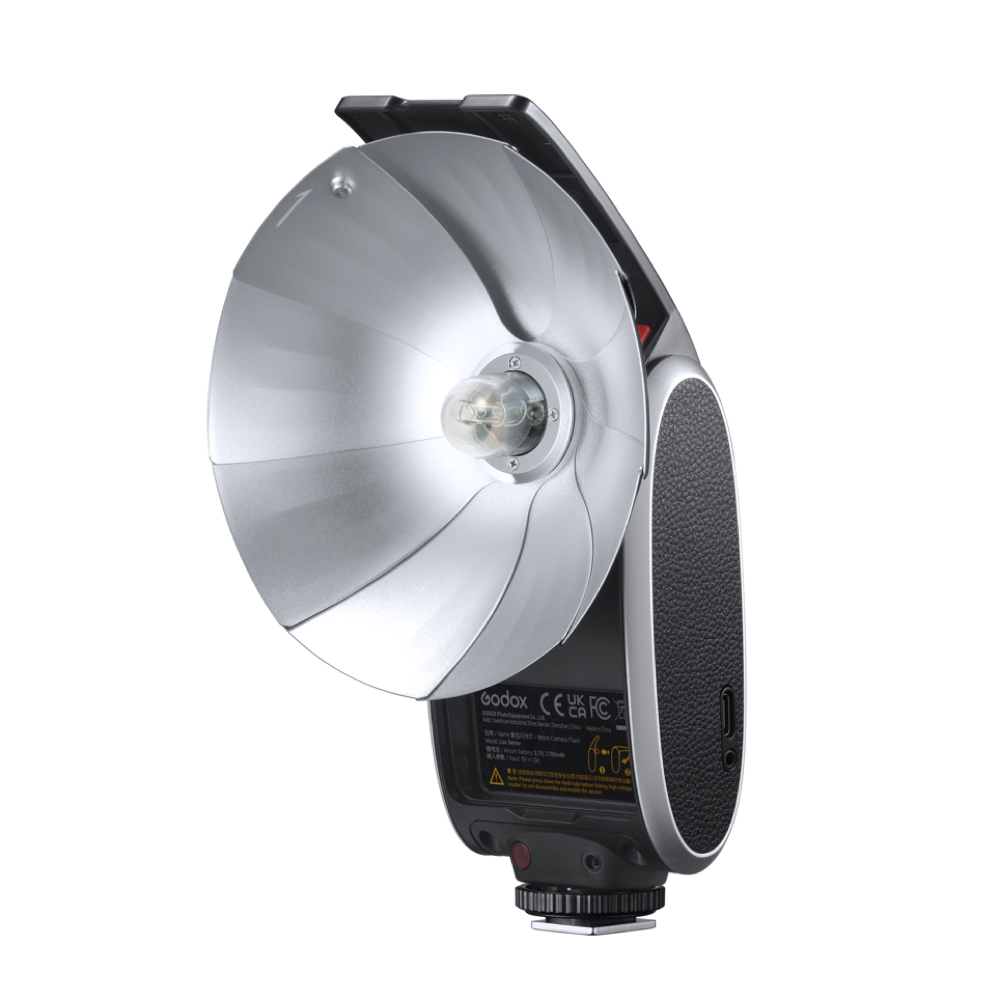 Godox Lux Senior Retro Blitzgerät in Schwarz – schräge Vorderansicht mit geöffnetem Reflektor und zentraler Blitzröhre