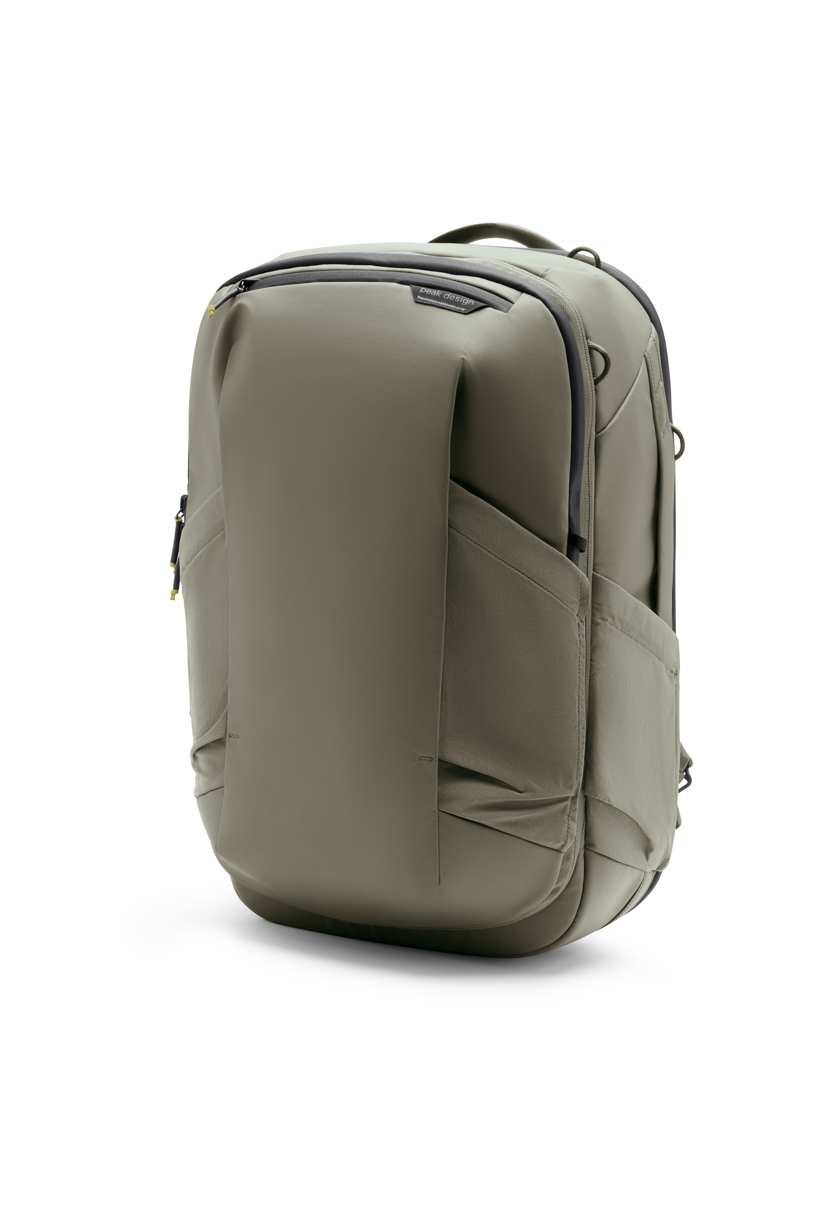 Peak Design Travel Backpack 20L in Stone, schräge Vorderansicht mit schlankem Design und umlaufendem Reißverschluss