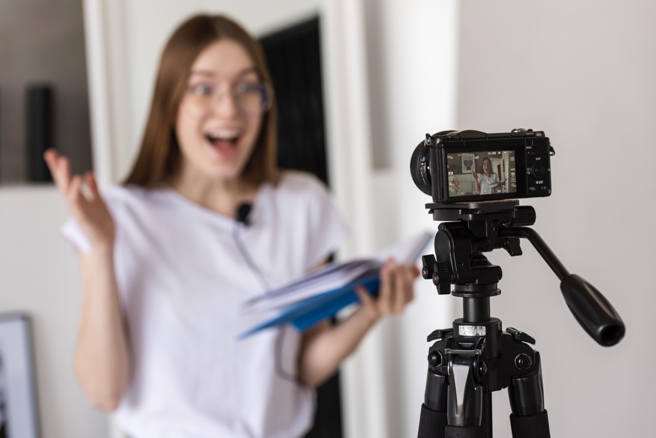 Interview filmen mit einer Kamera – Kamera auf Stativ filmt sprechende Person im Raum