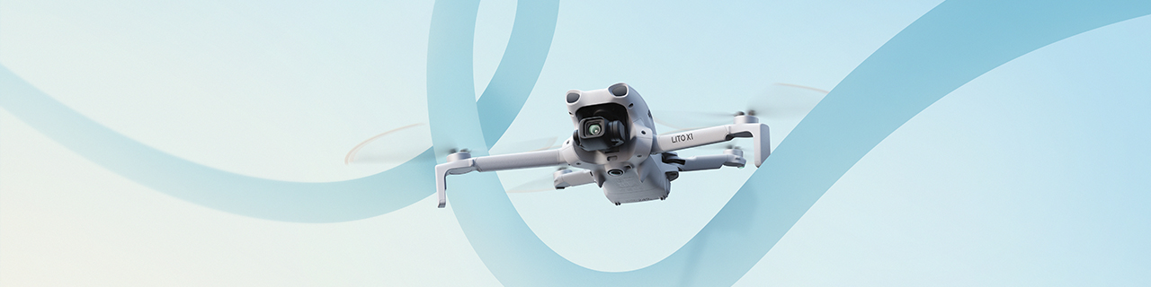 DJI Lito X1 Drohne – schräge Vorderansicht im Flug mit Kamera und ausgeklappten Rotorarmen vor hellem Hintergrund